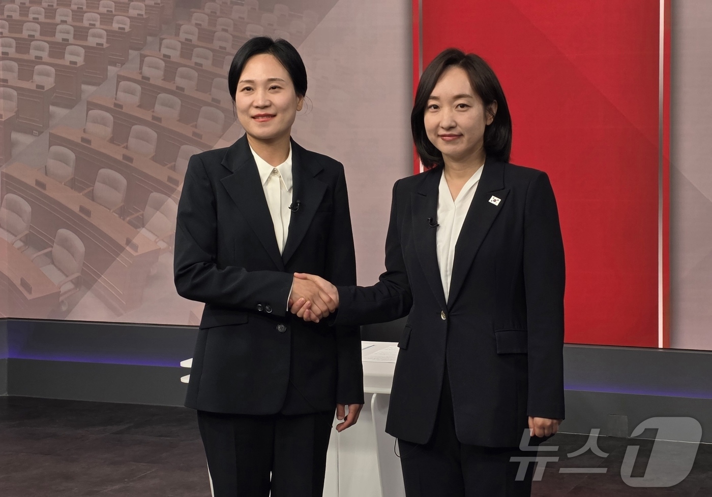 (천안=뉴스1) 이시우 기자 = 19일 충남 천안시 SK브로드밴드 중부제작센터에서 열린 아산시을 국회의원 보궐선거 후보자 토론회서 더불어민주당 전은수(오른쪽), 국민의힘 김민경후보 …