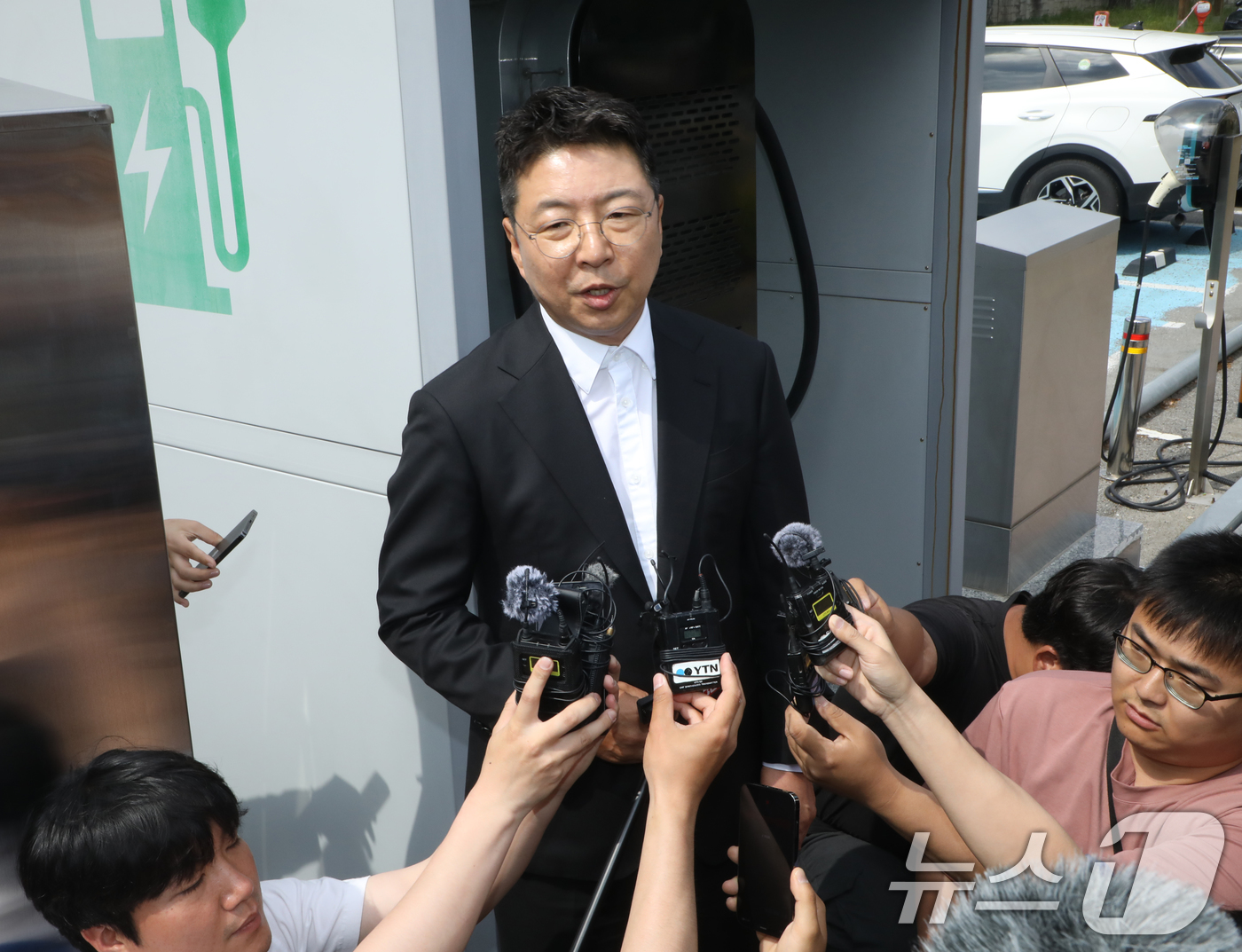 (광주=뉴스1) 이수민 기자 = 김수완 신세계 부사장이 19일 '스타벅스 코리아 이벤트의 오월정신 훼손'관련 사과를 위해 광주 5·18기념재단을 찾았다가 면담을 거부 당한 뒤 입장 …