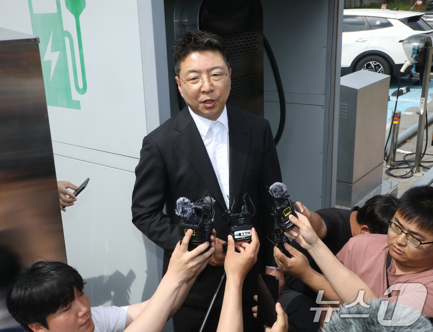 본문 이미지 - 김수완 신세계 부사장이 19일 '스타벅스 코리아 이벤트의 오월정신 훼손'관련 사과를 위해 광주 5·18기념재단을 찾았다가 면담을 거부 당한 뒤 입장을 밝히고 있다. 2026.5.19 ⓒ 뉴스1 이수민 기자