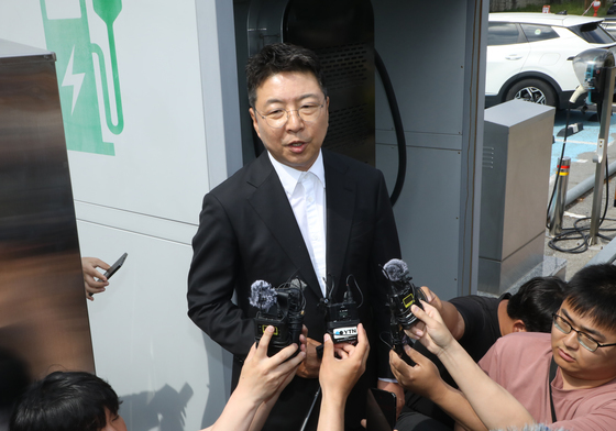'스타벅스 탱크데이 논란' 신세계 임원 사과 방문에 오월단체 거부