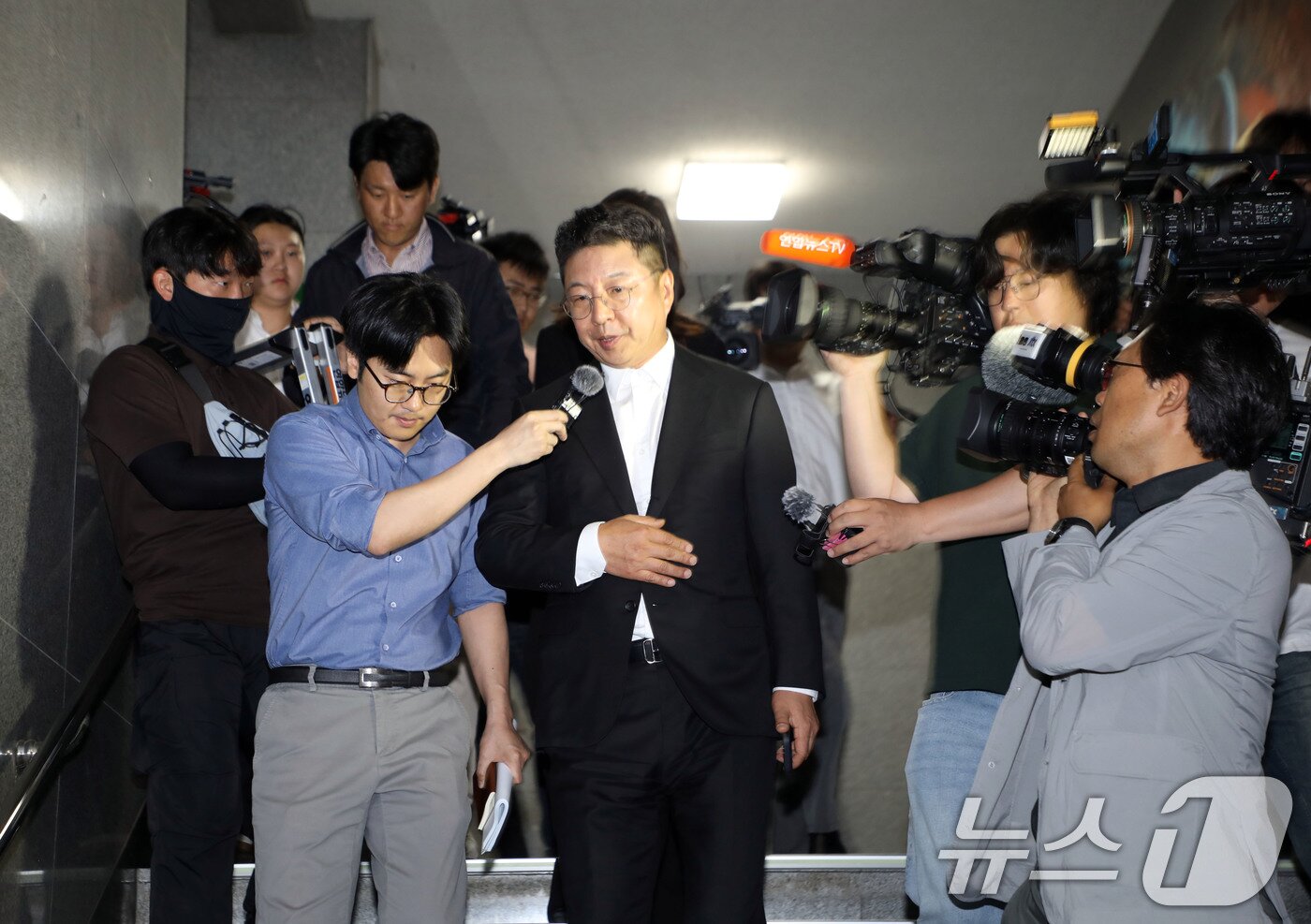 본문 이미지 - 김수완 신세계그룹 부사장이 19일 '스타벅스 코리아 이벤트의 오월정신 훼손'관련 사과를 위해 광주 5·18기념재단을 찾았다가 면담을 거부 당한 뒤 입장을 밝히고 있다. 2026.5.19 ⓒ 뉴스1 이수민 기자