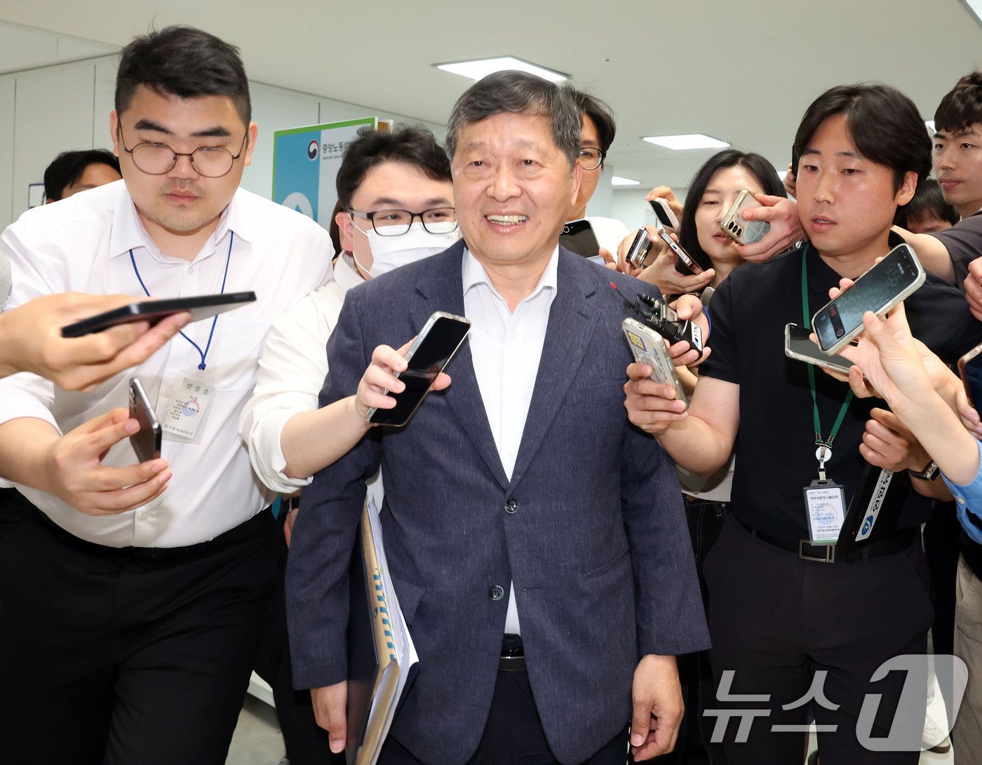 (세종=뉴스1) 오대일 기자 = 박수근 중앙노동위원장이 삼성전자 노조의 총파업 예고 시한을 이틀 앞둔 19일 정부세종청사 중앙노동위원회에서 열린 삼성전자 2차 사후조정 최종 회의에 …