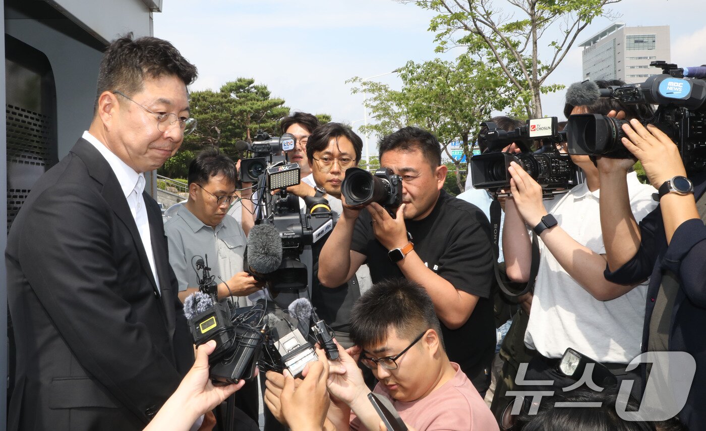 본문 이미지 - 김수완 신세계 부사장이 19일 '스타벅스 코리아 이벤트의 오월정신 훼손'관련 사과를 위해 광주 5·18기념재단을 찾았다가 면담을 거부 당한 뒤 입장을 밝히고 있다. 2026.5.19 ⓒ 뉴스1 이수민 기자