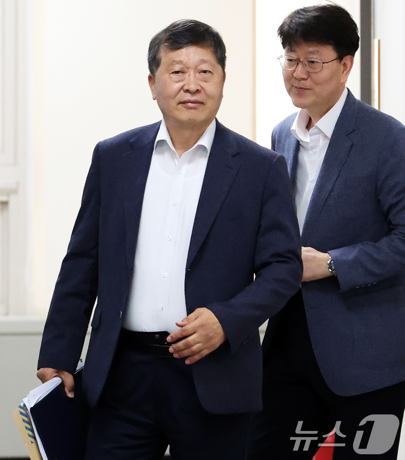 (세종=뉴스1) 오대일 기자 = 박수근 중앙노동위원장이 삼성전자 노조의 총파업 예고 시한을 이틀 앞둔 19일 정부세종청사 중앙노동위원회에서 열린 삼성전자 2차 사후조정 최종 회의에 …