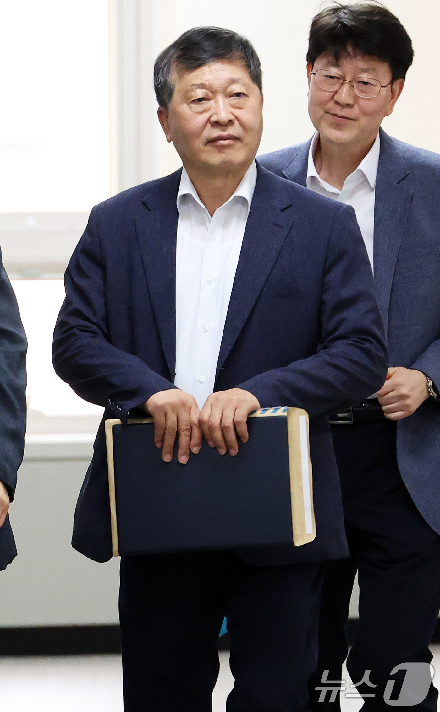 (세종=뉴스1) 오대일 기자 = 박수근 중앙노동위원장이 삼성전자 노조의 총파업 예고 시한을 이틀 앞둔 19일 정부세종청사 중앙노동위원회에서 열린 삼성전자 2차 사후조정 최종 회의에 …