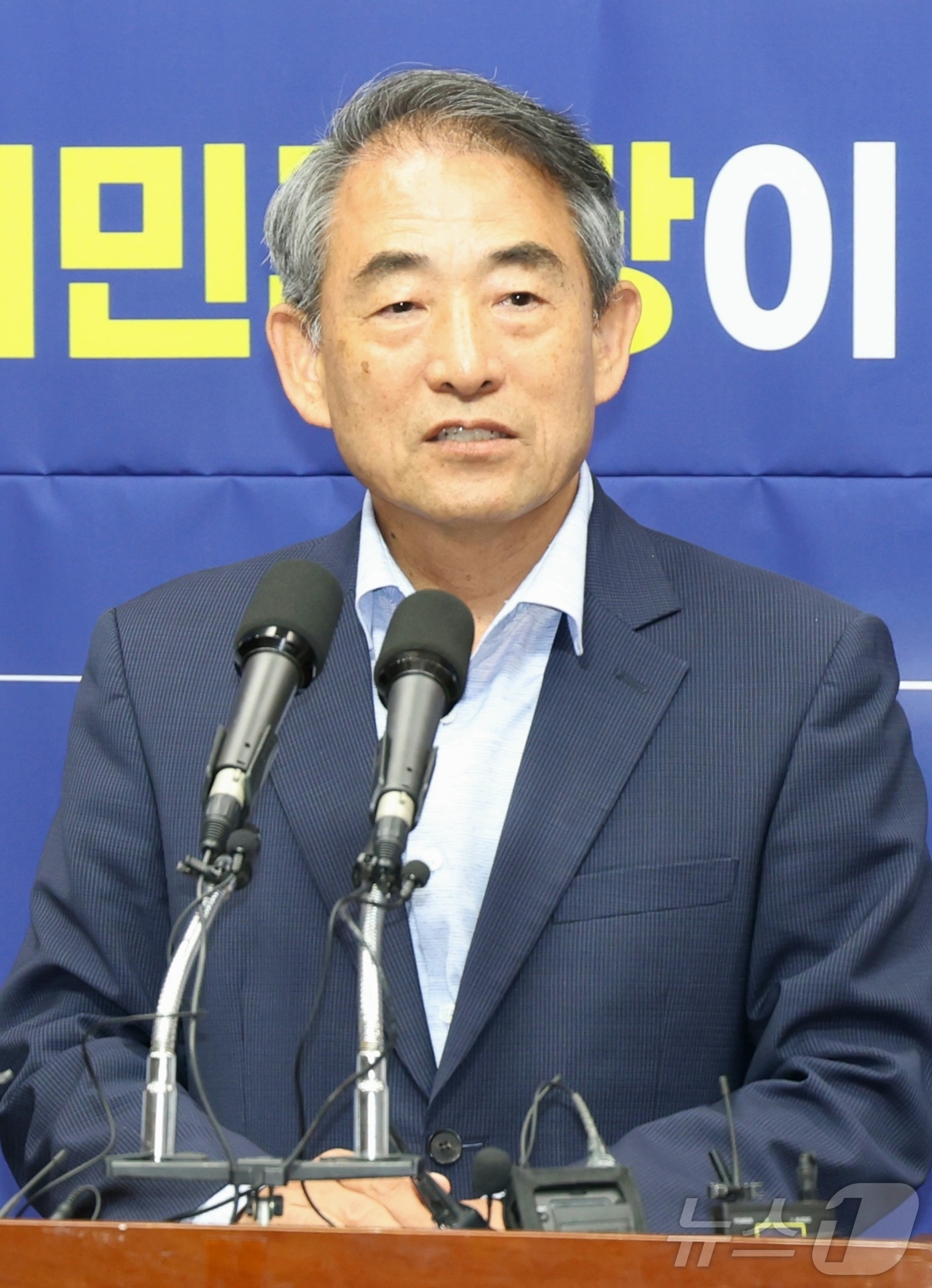 (전주=뉴스1) 유경석 기자 = 윤준병 더불어민주당 전북도당위원장이 19일 전북 전주시 전북특별자치도의회에서 기자회견을 열고 제9회 전국동시지방선거 공약발표를 하고 있다. 2026 …