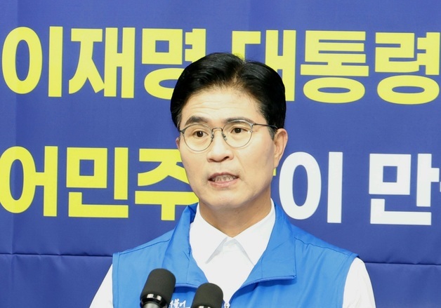 질의에 답변하는 이원택 후보