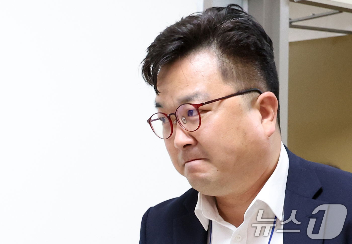 (세종=뉴스1) 오대일 기자 = 김형로 삼성전자 부사장이 총파업 예고 시한을 이틀 앞둔 19일 정부세종청사 중앙노동위원회에서 열린 2차 사후조정 최종 회의에 참석하고 있다. (공동 …