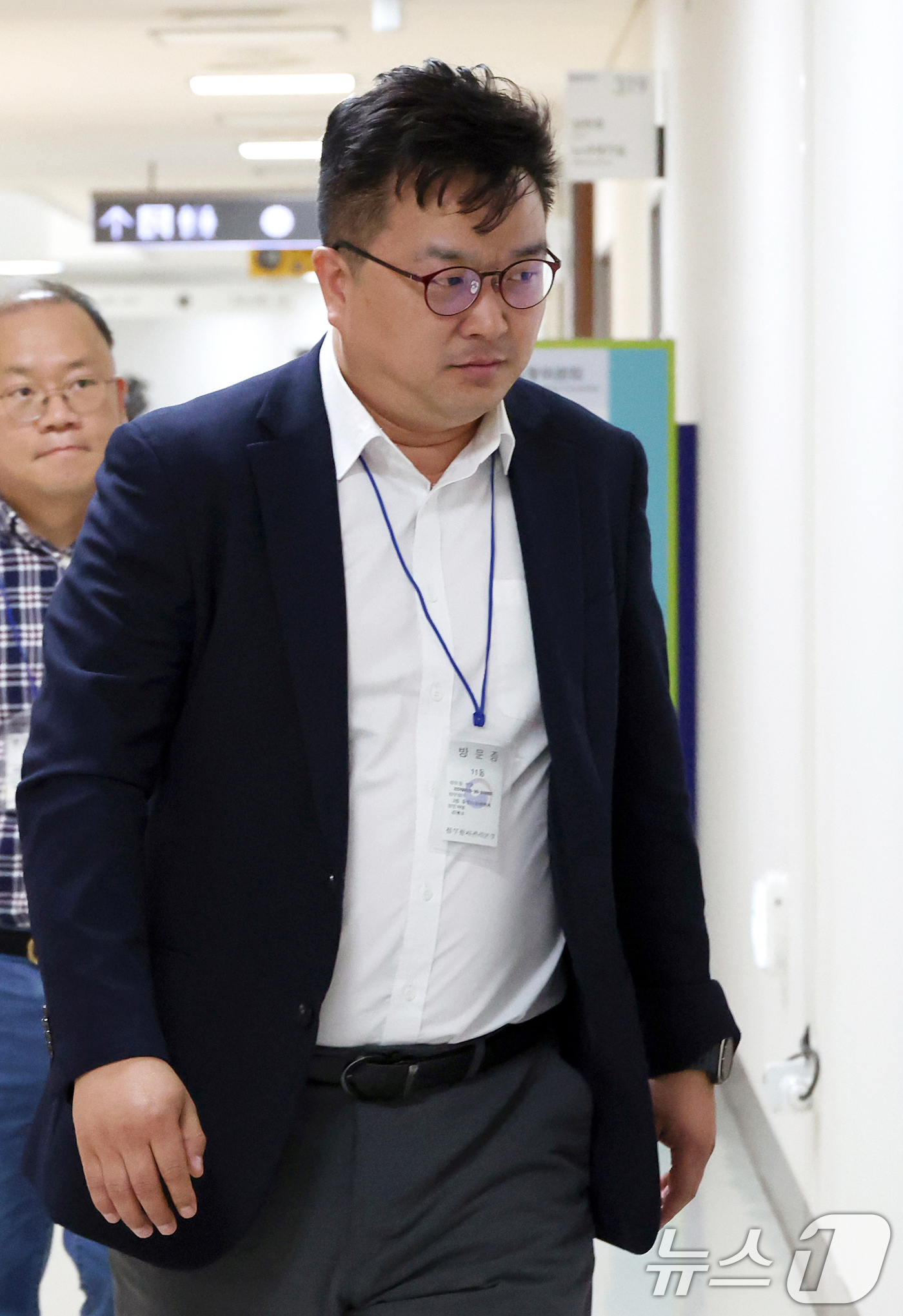 (세종=뉴스1) 오대일 기자 = 김형로 삼성전자 부사장이 총파업 예고 시한을 이틀 앞둔 19일 정부세종청사 중앙노동위원회에서 열린 2차 사후조정 최종 회의 도중 잠시 회의실을 나서 …