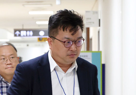 사후조정 회의실 나서는 김형로 삼성전자 부사장