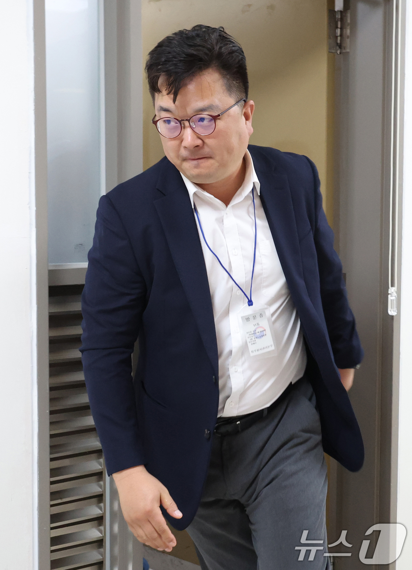 (세종=뉴스1) 오대일 기자 = 김형로 삼성전자 부사장이 총파업 예고 시한을 이틀 앞둔 19일 정부세종청사 중앙노동위원회에서 열린 2차 사후조정 최종 회의에 참석하고 있다. (공동 …