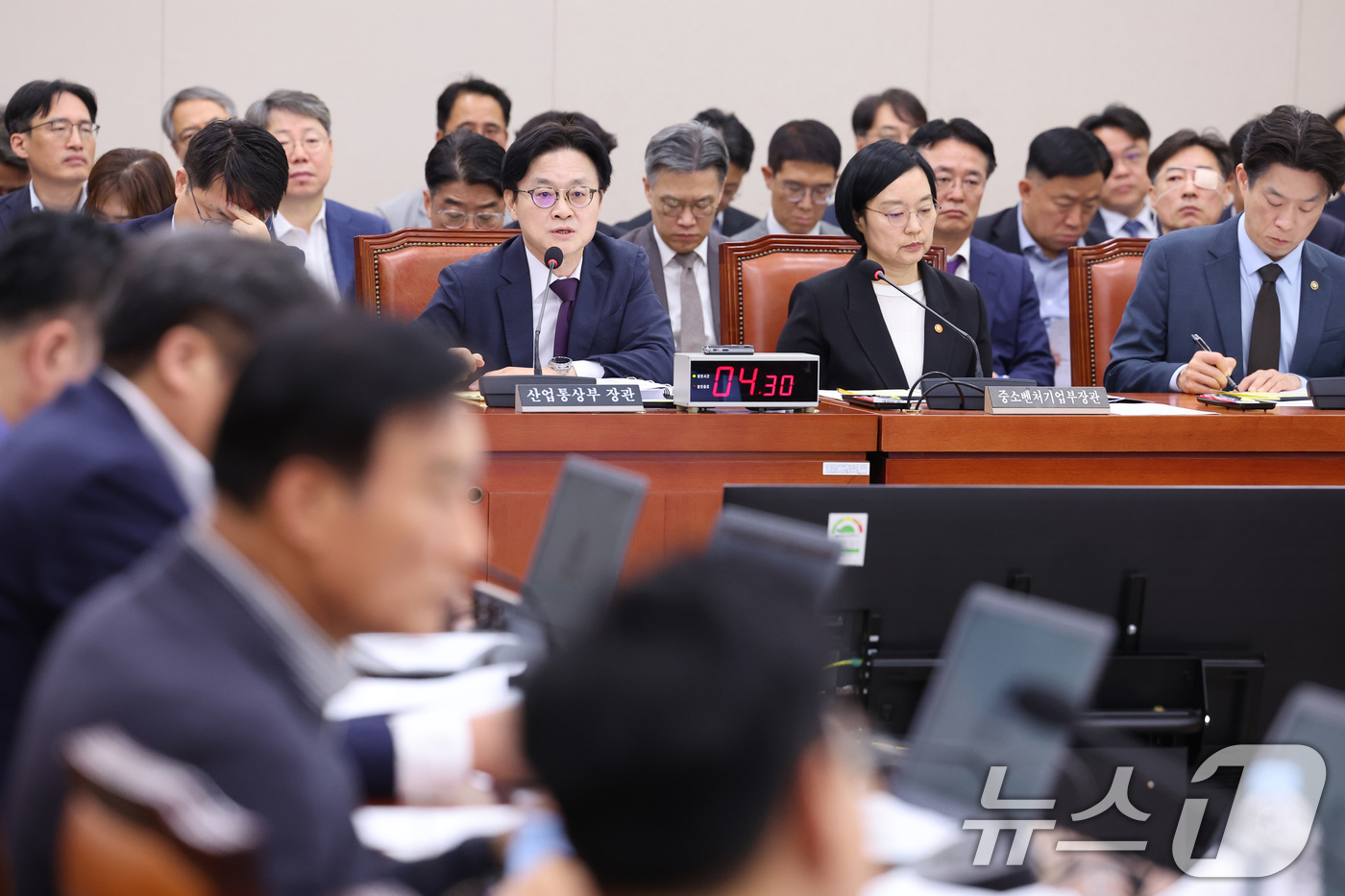 (서울=뉴스1) 신웅수 기자 = 김정관 산업통상부 장관이 19일 서울 여의도 국회에서 열린 산업통상자원중소벤처기업위원회 전체회의에서 의원 질의에 답변하고 있다. 2026.5.19/ …