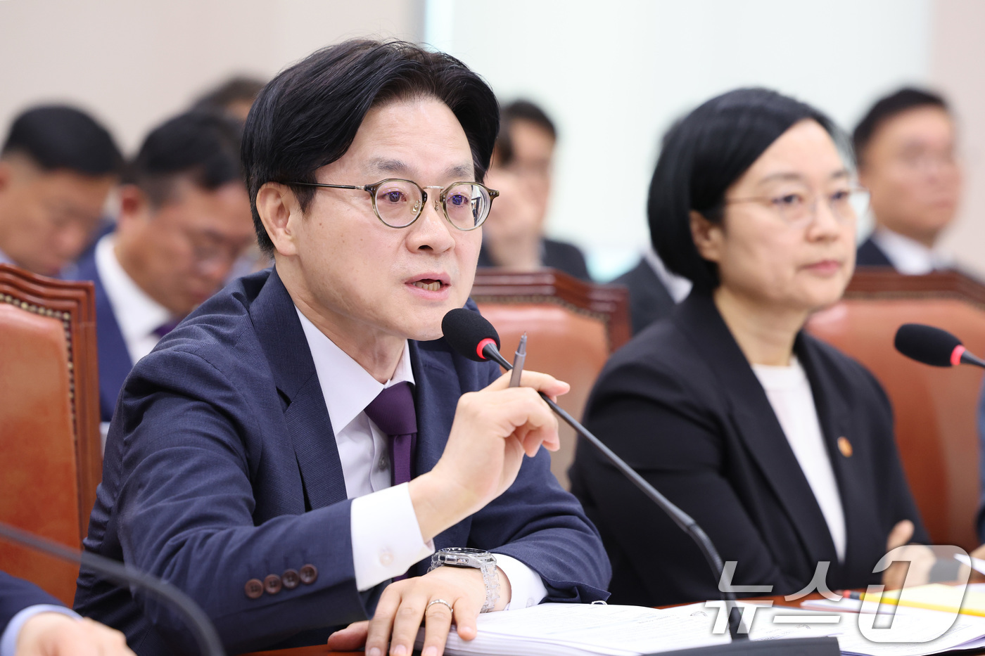 (서울=뉴스1) 신웅수 기자 = 김정관 산업통상부 장관이 19일 서울 여의도 국회에서 열린 산업통상자원중소벤처기업위원회 전체회의에서 의원 질의에 답변하고 있다. 2026.5.19/ …