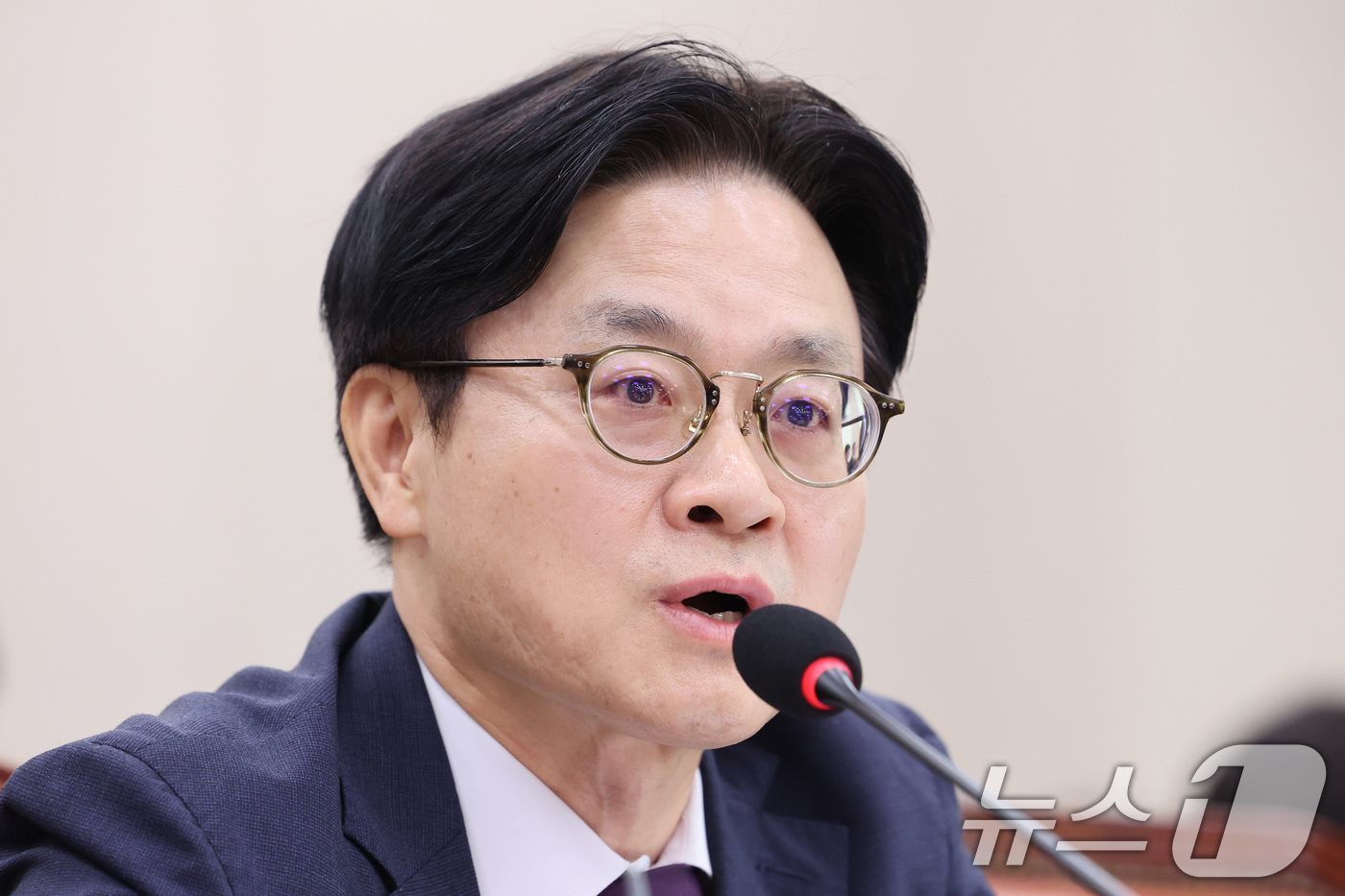 (서울=뉴스1) 신웅수 기자 = 김정관 산업통상부 장관이 19일 서울 여의도 국회에서 열린 산업통상자원중소벤처기업위원회 전체회의에서 의원 질의에 답변하고 있다. 2026.5.19/ …