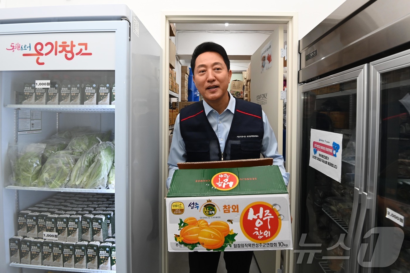 (서울=뉴스1) 임지훈 인턴기자 = 오세훈 국민의힘 서울시장 후보가 19일 오전 서울 종로구 창신동쪽방촌 온기창고에서 물품을 옮기고 있다. (공동취재) 2026.5.19/뉴스1