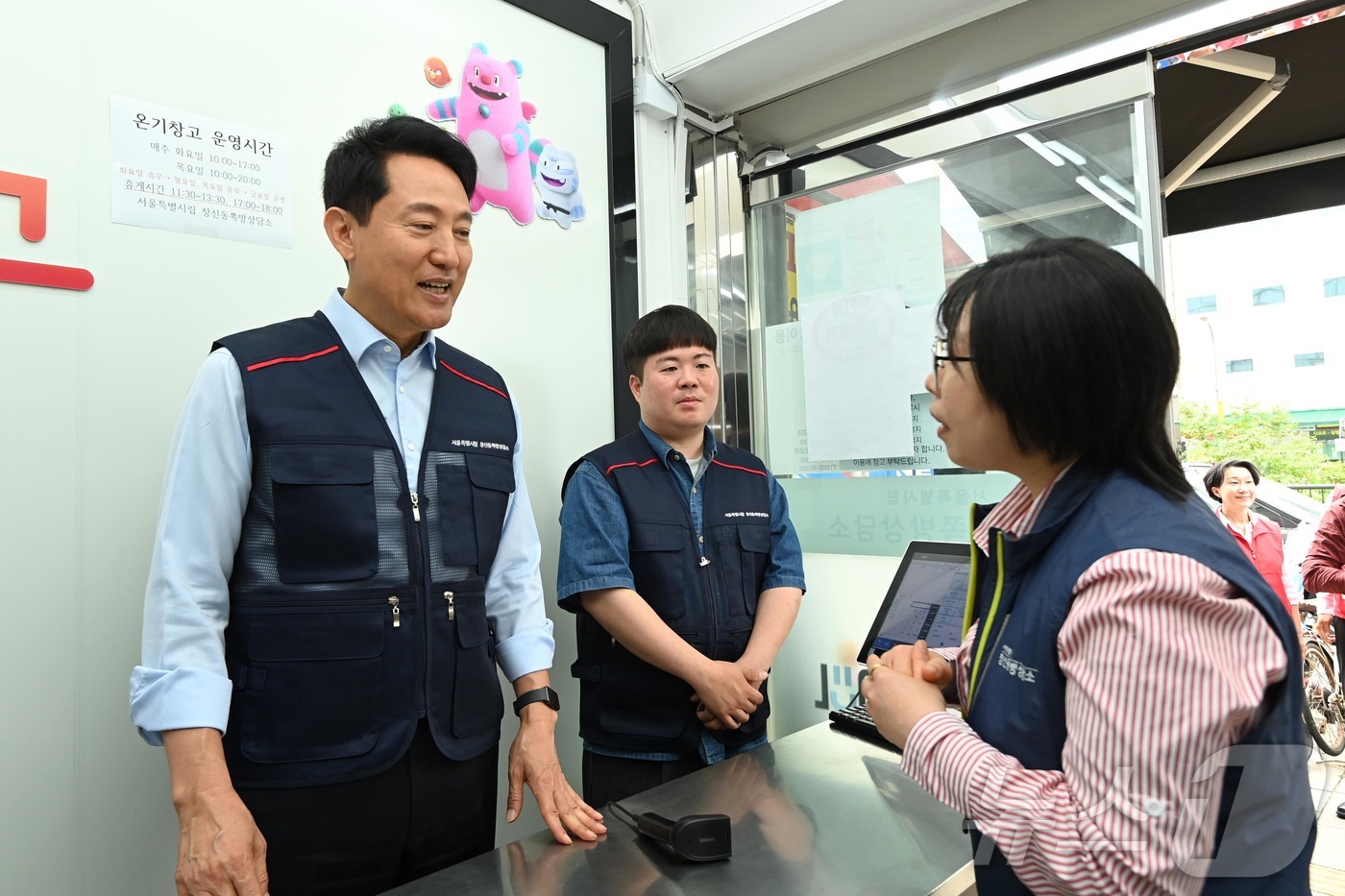 (서울=뉴스1) 임지훈 인턴기자 = 오세훈 국민의힘 서울시장 후보가 19일 오전 서울 종로구 창신동쪽방촌 온기창고에서 봉사를 하고 있다. (공동취재) 2026.5.19/뉴스1