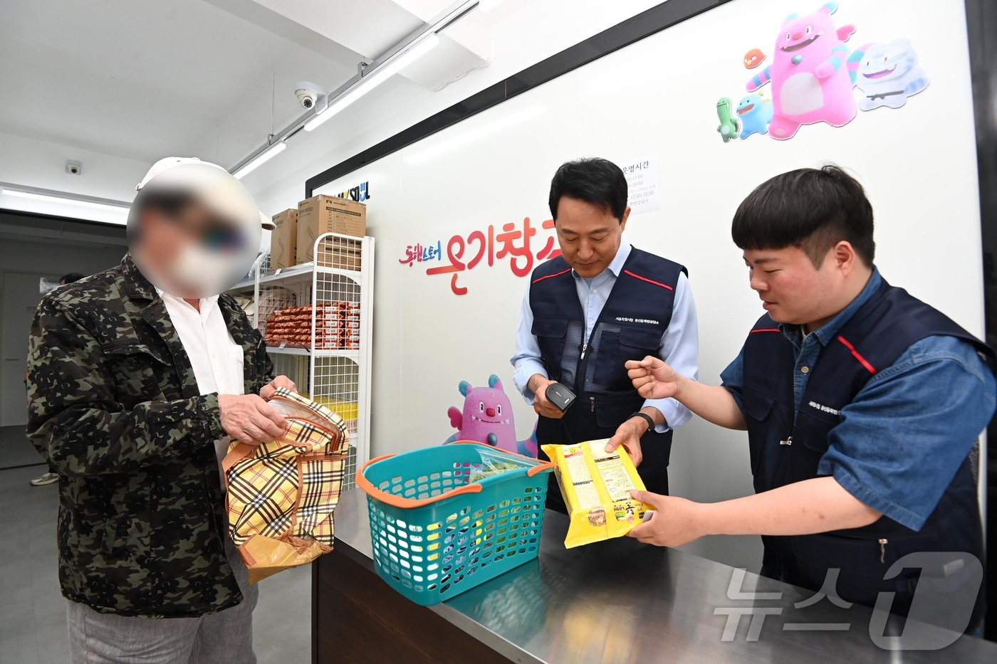 (서울=뉴스1) 임지훈 인턴기자 = 오세훈 국민의힘 서울시장 후보가 19일 오전 서울 종로구 창신동쪽방촌 온기창고에서 봉사를 하고 있다. (공동취재) 2026.5.19/뉴스1