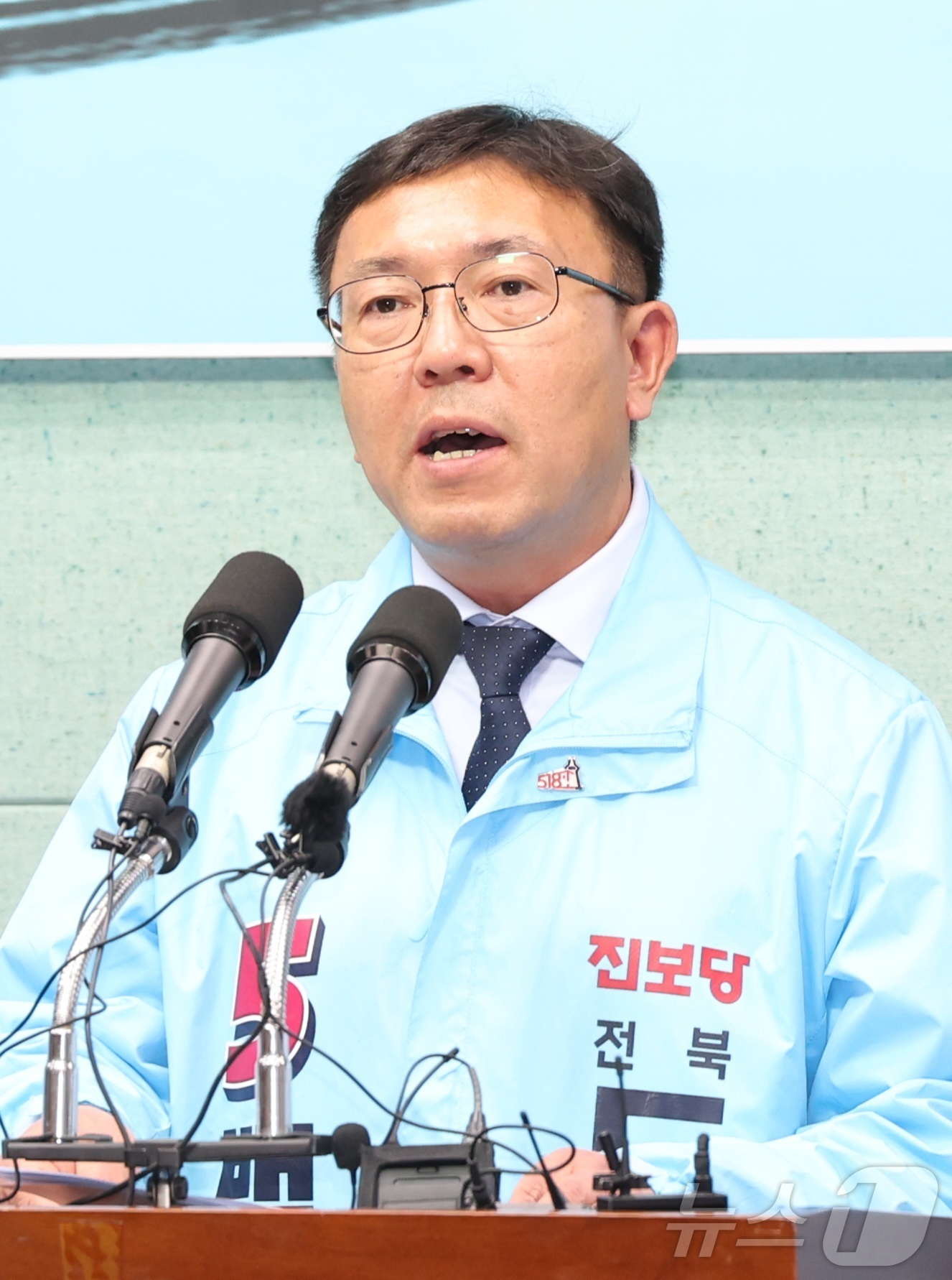 (전주=뉴스1) 유경석 기자 = 백승재 진보당 전북도지사 후보가 19일 전북 전주시 전북특별자치도의회에서 합동 기자회견에 참석해 발언을 하고 있다. 2026.5.19/뉴스1