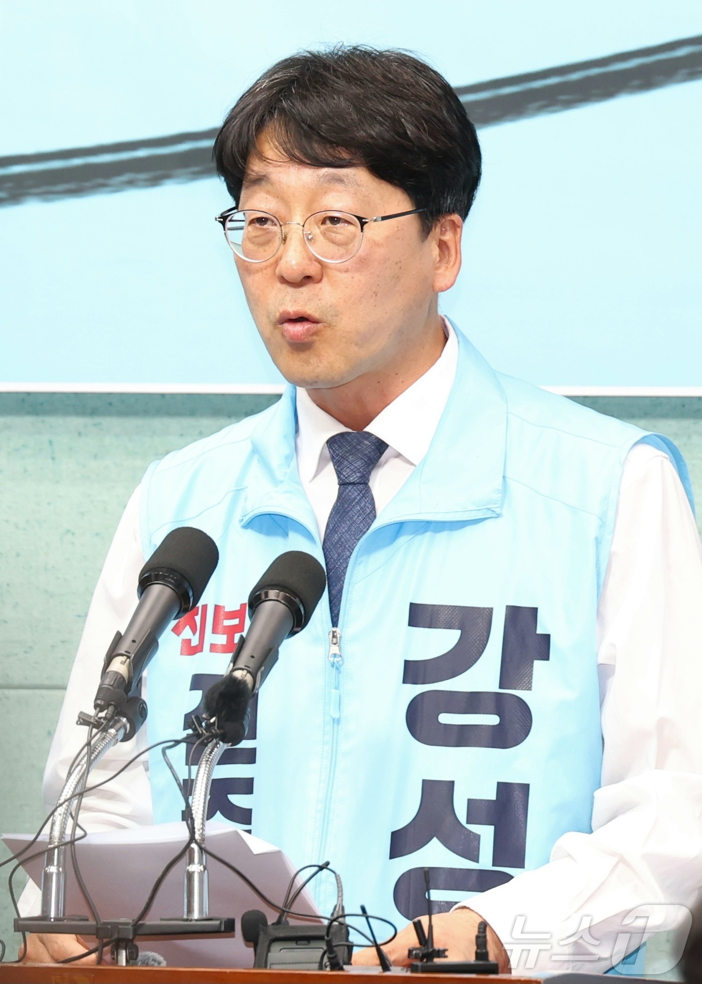(전주=뉴스1) 유경석 기자 = 강성희 진보당 전주시장 후보가 19일 전북 전주시 전북특별자치도의회에서 합동 기자회견에 참석해 발언을 하고 있다. 2026.5.19/뉴스1