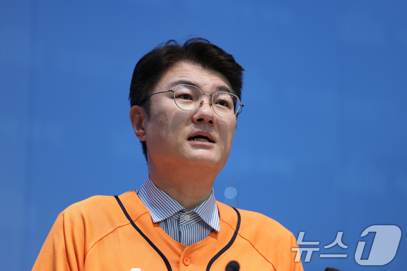 (서울=뉴스1) 신웅수 기자 = 김정철 개혁신당 서울시장 후보가 19일 서울 여의도 국회 소통관에서 정원오 더불어민주당 서울시장 후보의 폭행 판결문 누락 부분 입수 분석 기자회견을 …