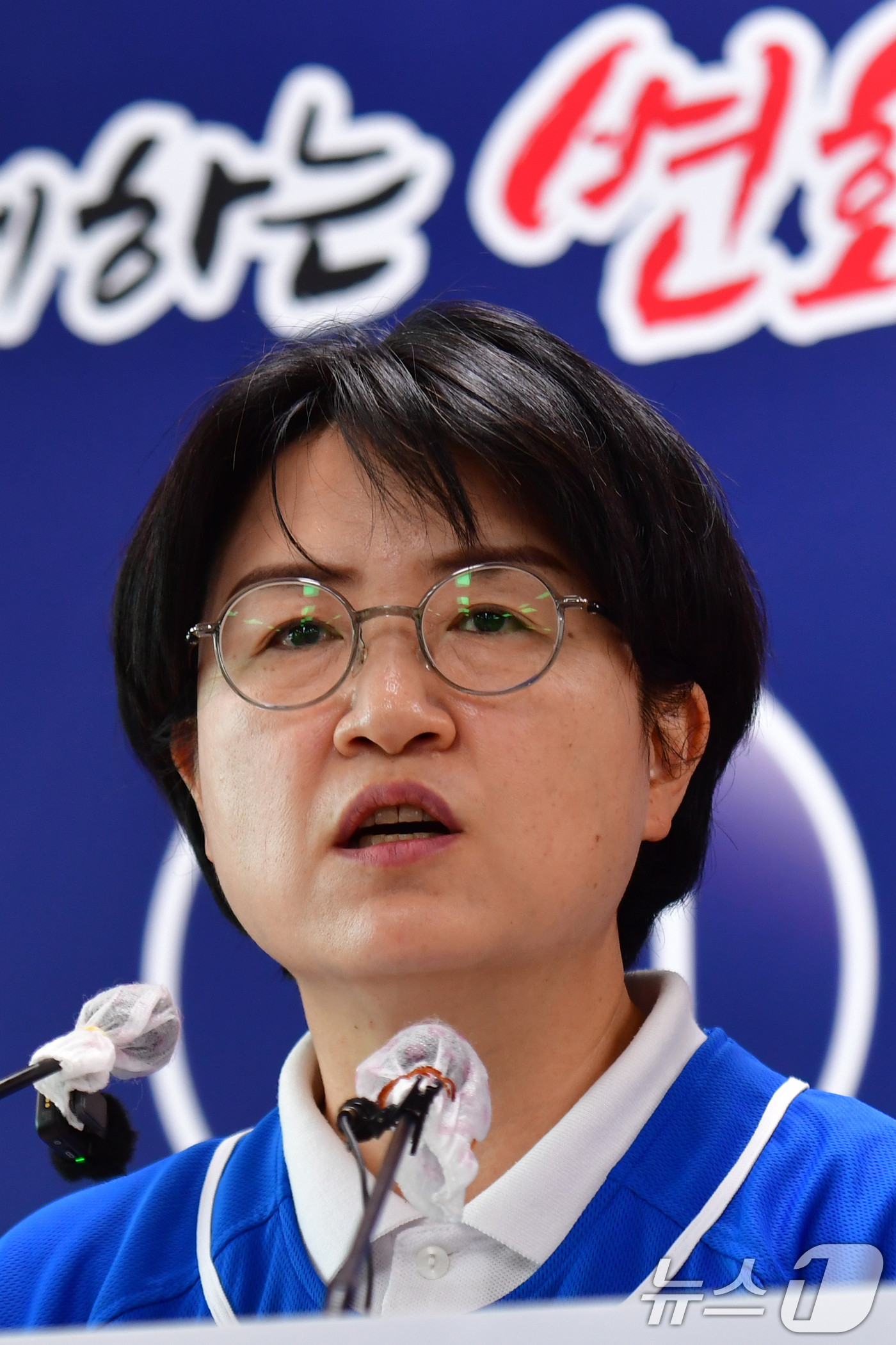 (포항=뉴스1) 최창호 기자 = 박희정 민주당 경북 포항시장 후보가 19일 오전 포항시청 브리핑룸에서 "최근 시민단체가 특정 시장 후보를 경찰에 고발한 것과 괸련 해당 후보에게 정 …