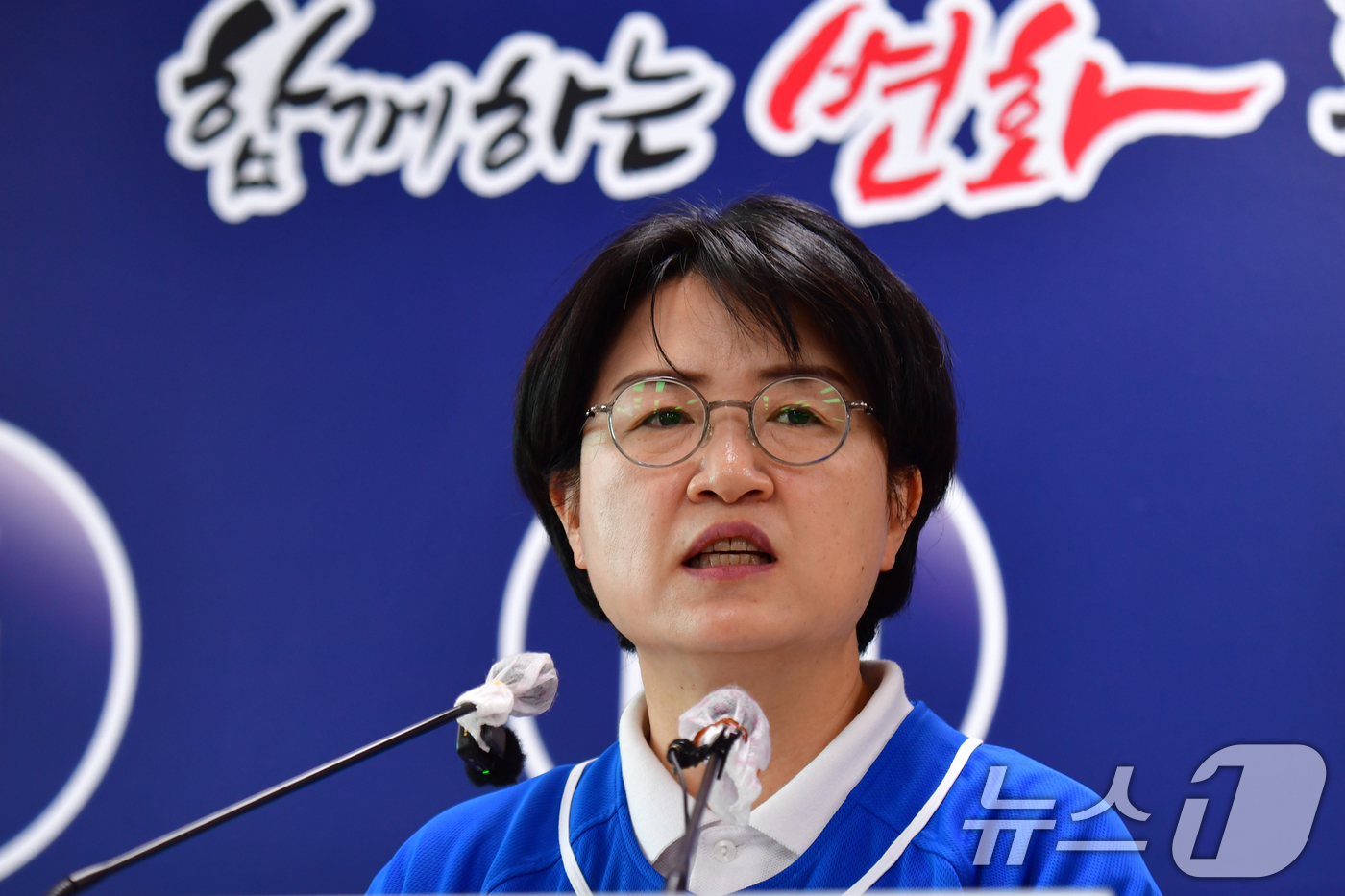 (포항=뉴스1) 최창호 기자 = 박희정 민주당 경북 포항시장 후보가 19일 오전 포항시청 브리핑룸에서 "최근 시민단체가 특정 시장 후보를 경찰에 고발한 것과 괸련 해당 후보에게 정 …