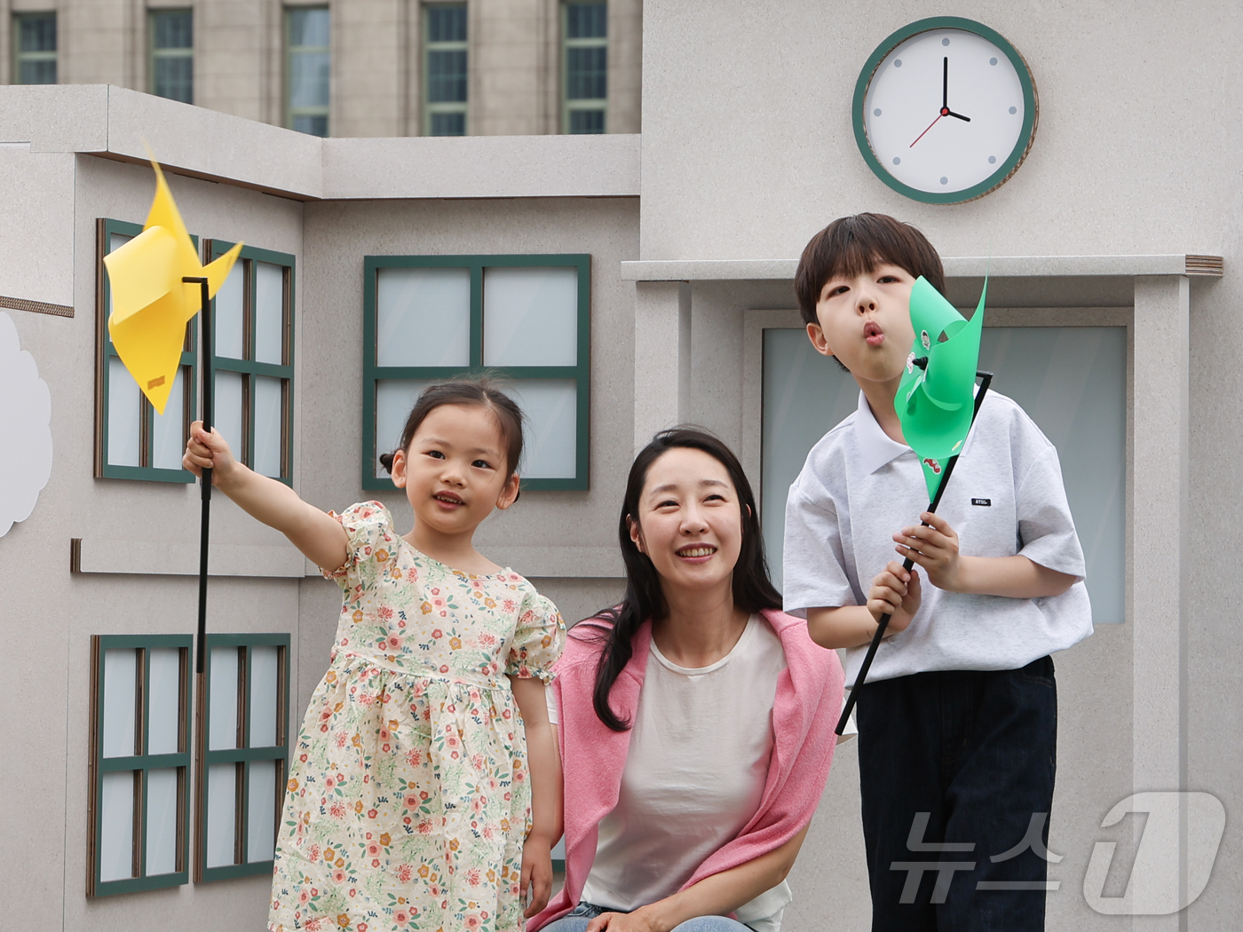 (서울=뉴스1) 이종수 인턴기자 = 19일 서울 중구 서울광장에서 열린 ‘롯데 mom편한 페스티벌’에서 한 어린이들이 체험 프로그램을 즐기고 있다. 2026.5.19/뉴스1
