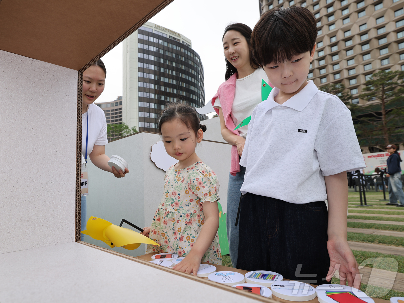 (서울=뉴스1) 이종수 인턴기자 = 19일 서울 중구 서울광장에서 열린 ‘롯데 mom편한 페스티벌’에서 한 어린이들이 체험 프로그램을 즐기고 있다. 2026.5.19/뉴스1