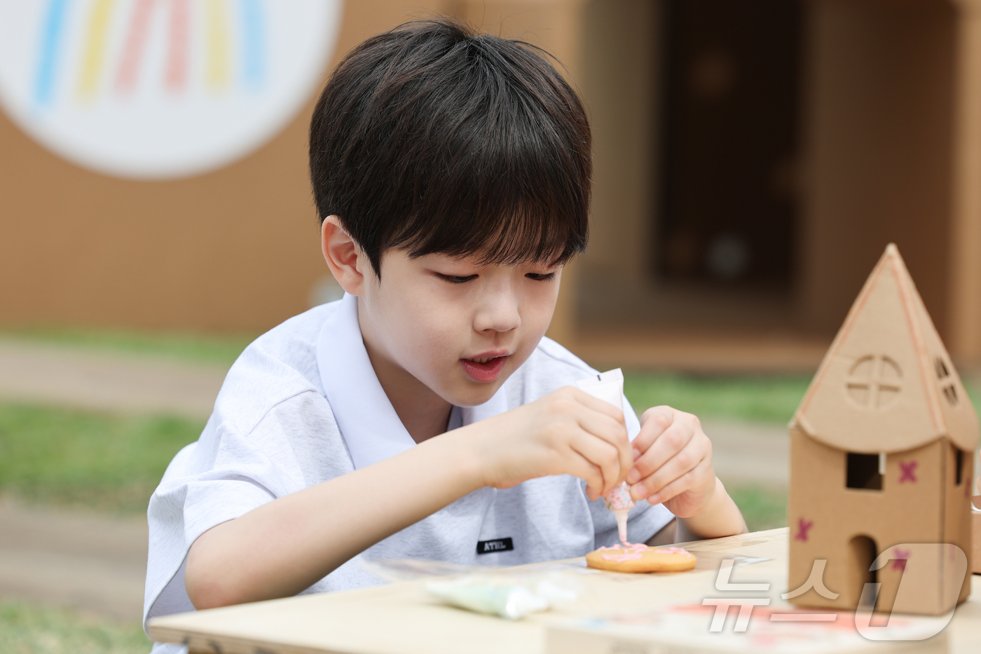 (서울=뉴스1) 이종수 인턴기자 = 19일 서울 중구 서울광장에서 열린 ‘롯데 mom편한 페스티벌’에서 한 어린이가 체험 프로그램을 즐기고 있다. 2026.5.19/뉴스1