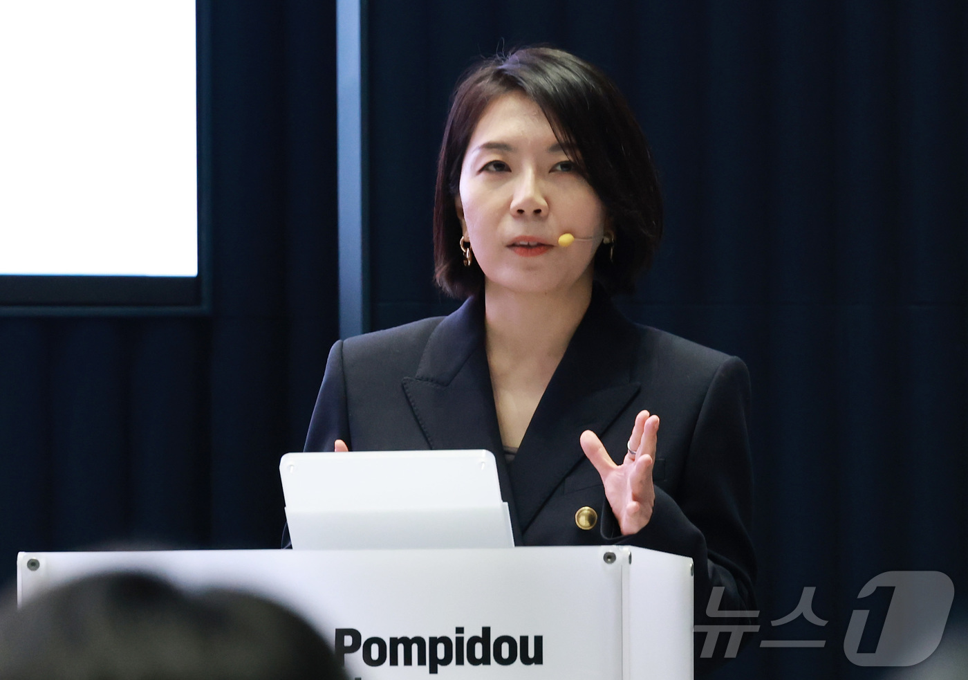 (서울=뉴스1) 임세영 기자 = 조주현 퐁피두센터 한화 큐레이터가 19일 서울 영등포구 여의도 63빌딩 퐁피두센터 한화에서 열린 '퐁피두센터 한화 개관 기자간담회'에서 개관전 '큐 …