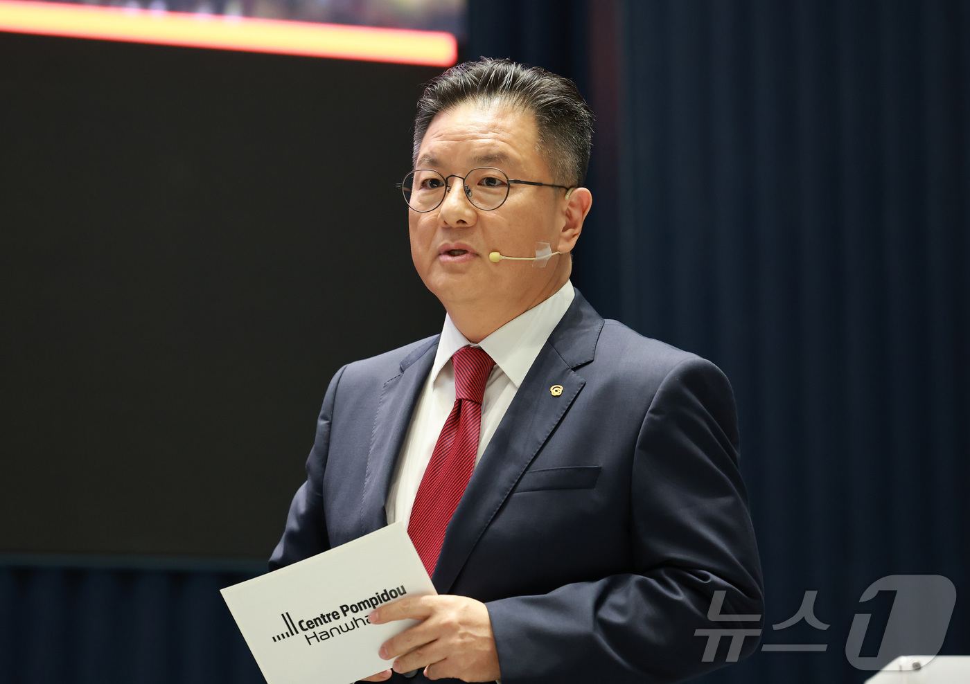 (서울=뉴스1) 임세영 기자 = 이성수 한화문화재단 이사장이 19일 서울 영등포구 여의도 63빌딩 퐁피두센터 한화에서 열린 '퐁피두센터 한화 개관 기자간담회'에서 인사말을 하고 있 …