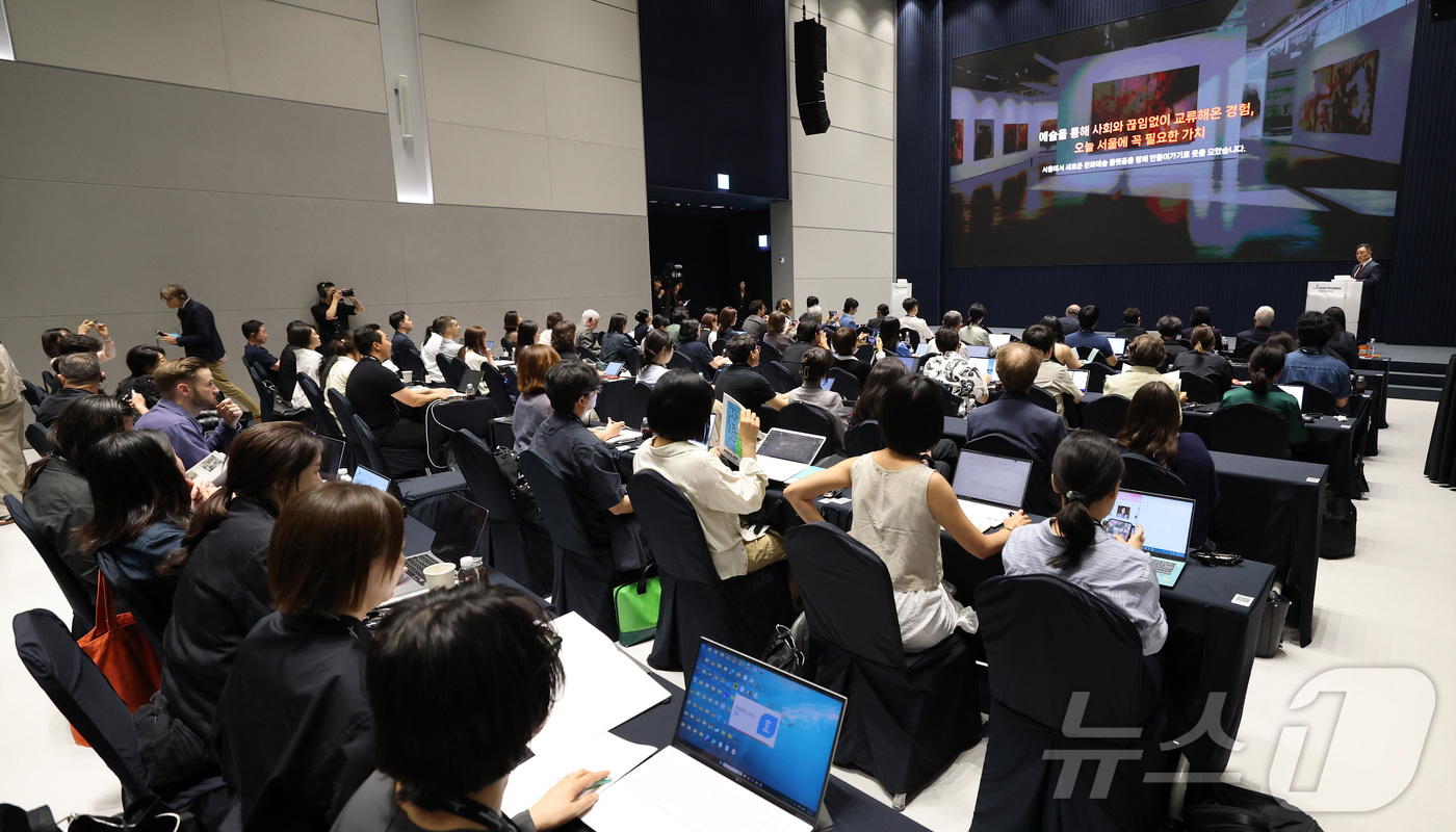 (서울=뉴스1) 임세영 기자 = 이성수 한화문화재단 이사장이 19일 서울 영등포구 여의도 63빌딩 퐁피두센터 한화에서 열린 '퐁피두센터 한화 개관 기자간담회'에서 인사말을 하고 있 …