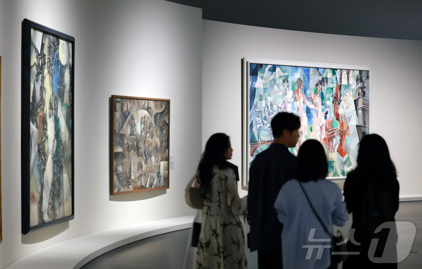 (서울=뉴스1) 임세영 기자 = 19일 서울 영등포구 여의도 63빌딩 퐁피두센터 한화에서 열린 '퐁피두센터 한화 개관 기자간담회' 참석자들이 개관전 '큐비스트: 시각의 혁신가들' …