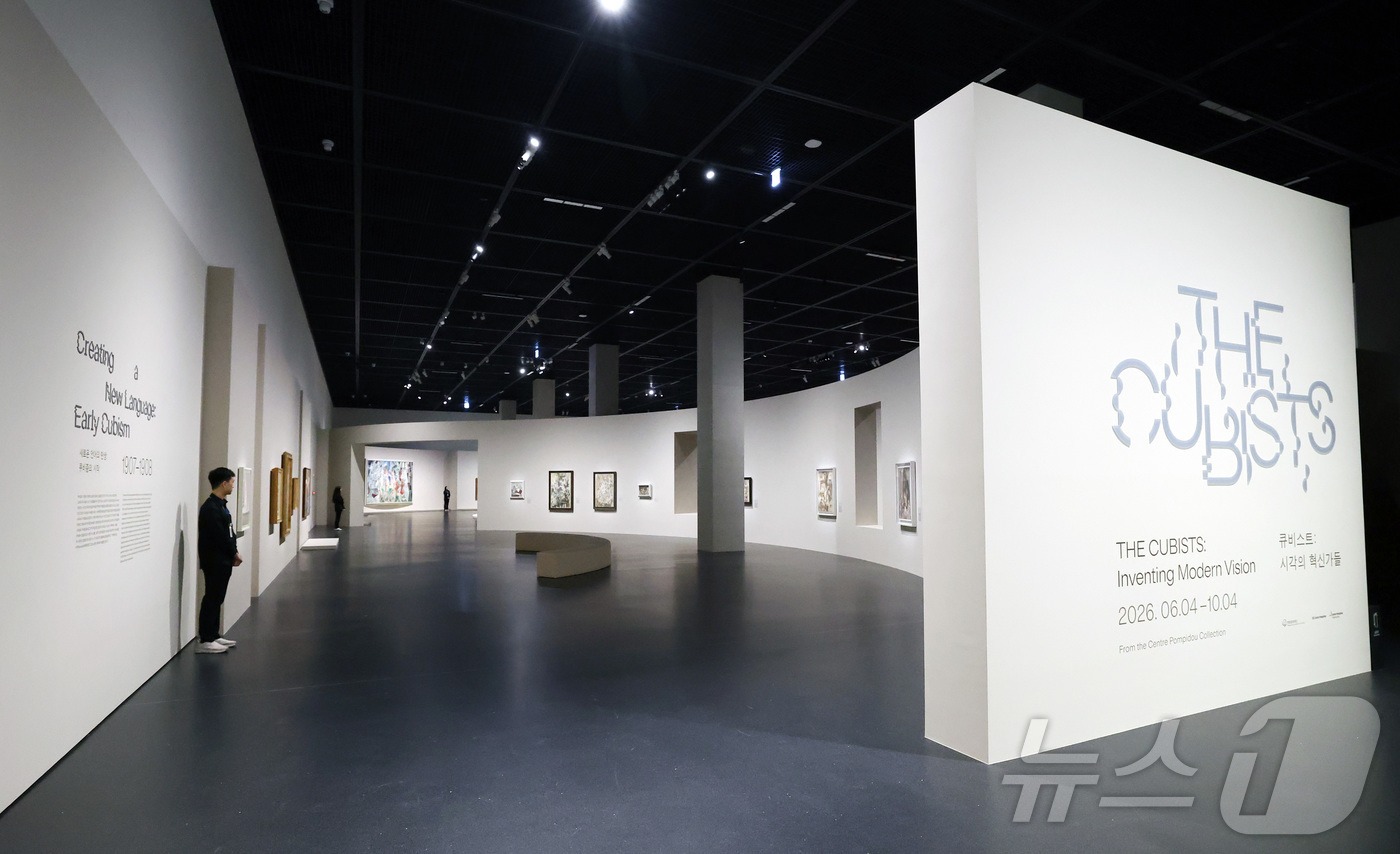 (서울=뉴스1) 임세영 기자 = 19일 서울 영등포구 여의도 63빌딩 퐁피두센터 한화에서 열린 '퐁피두센터 한화 개관 기자간담회' 참석자가 개관전 '큐비스트: 시각의 혁신가들' 전 …