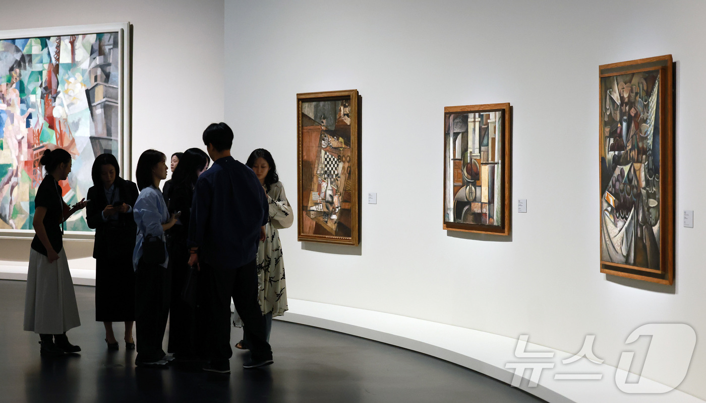 (서울=뉴스1) 임세영 기자 = 19일 서울 영등포구 여의도 63빌딩 퐁피두센터 한화에서 열린 '퐁피두센터 한화 개관 기자간담회' 참석자들이 개관전 '큐비스트: 시각의 혁신가들' …