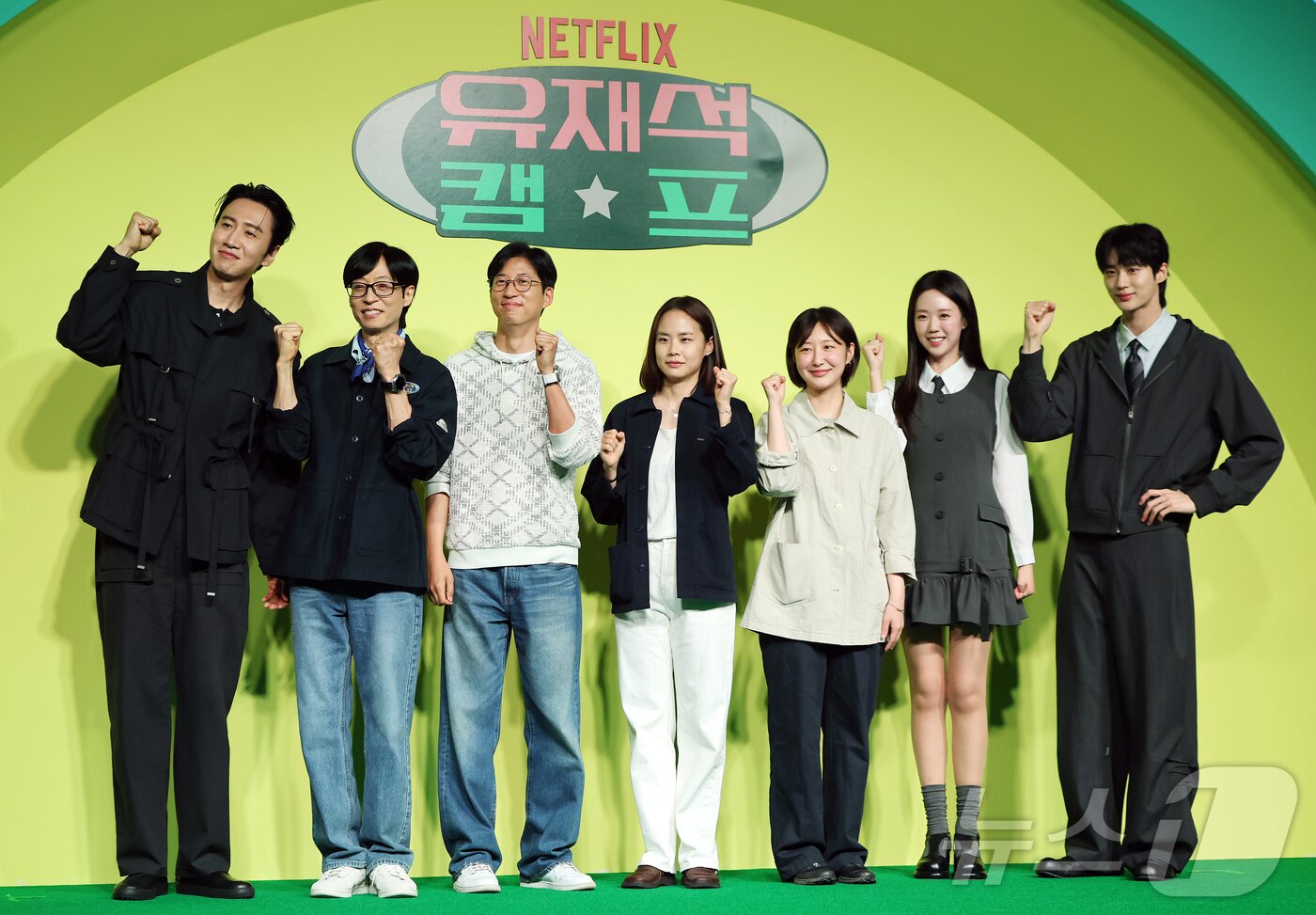 본문 이미지 - 배우 이광수(왼쪽부터), 개그맨 유재석, 정효민 PD, 이소민 PD, 황윤서 PD, 방송인 지예은, 배우 변우석이 19일 오전 서울 종로구 JW 동대문 메리어트 호텔에서 열린 넷플릭스 새 예능프로그램 ‘유재석 캠프’ 제작발표회에 참석해 포즈를 취하고 있다. ‘유재석캠프’는 초보 캠프장 유재석과 예측 불가 직원 이광수, 변우석, 지예은이 숙박객들과 떠들어 재끼고, 놀아 재끼고, 까불어 재끼며 일상 탈출을 완성하는 단체 캠프 예능으로 오는 26일 공개된다. 2026.5.19 ⓒ 뉴스1 김진환 기자