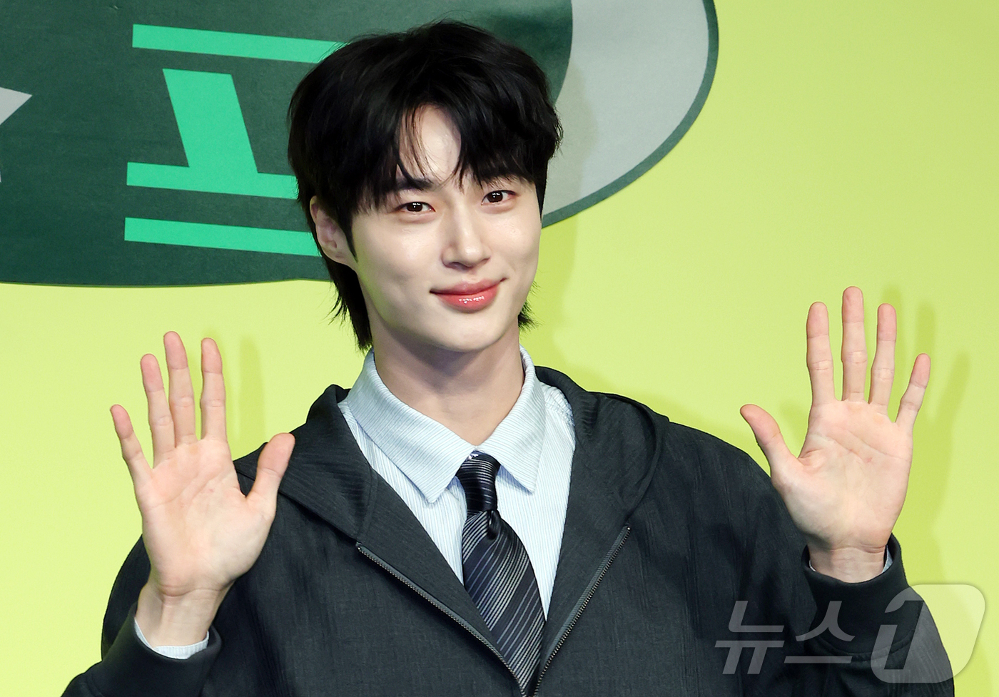 (서울=뉴스1) 김진환 기자 = 배우 변우석이 19일 오전 서울 종로구 JW 동대문 메리어트 호텔에서 열린 넷플릭스 새 예능프로그램 ‘유재석 캠프’ 제작발표회에 참석해 포즈를 취하 …
