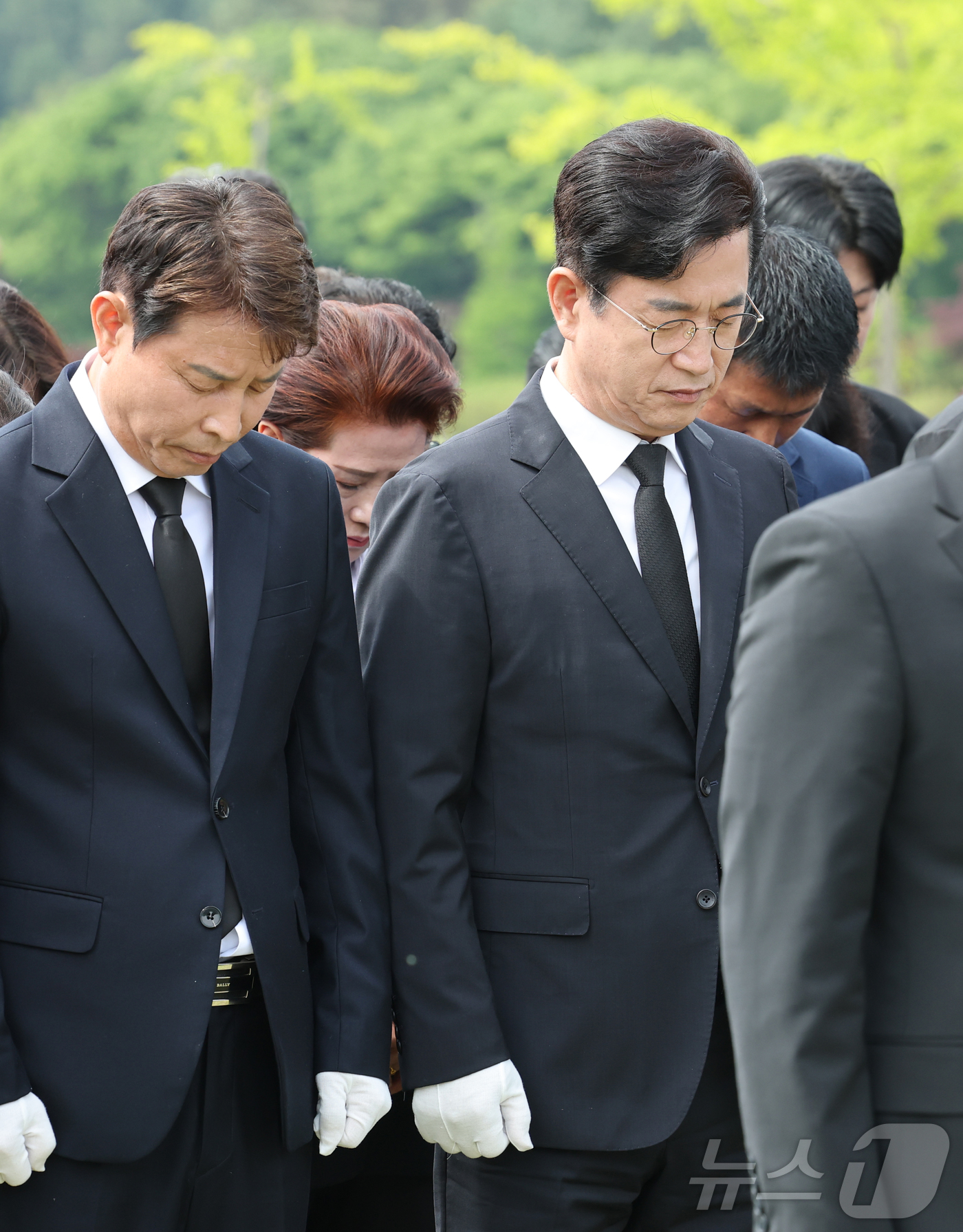 (대전=뉴스1) 김기태 기자 = 더불어민주당 대전시당 선대위와 후보자들이 19일 대전 유성구 국립대전현충원 홍범도 장군 묘역에 참배하고 있다. 2026.5.19/뉴스1