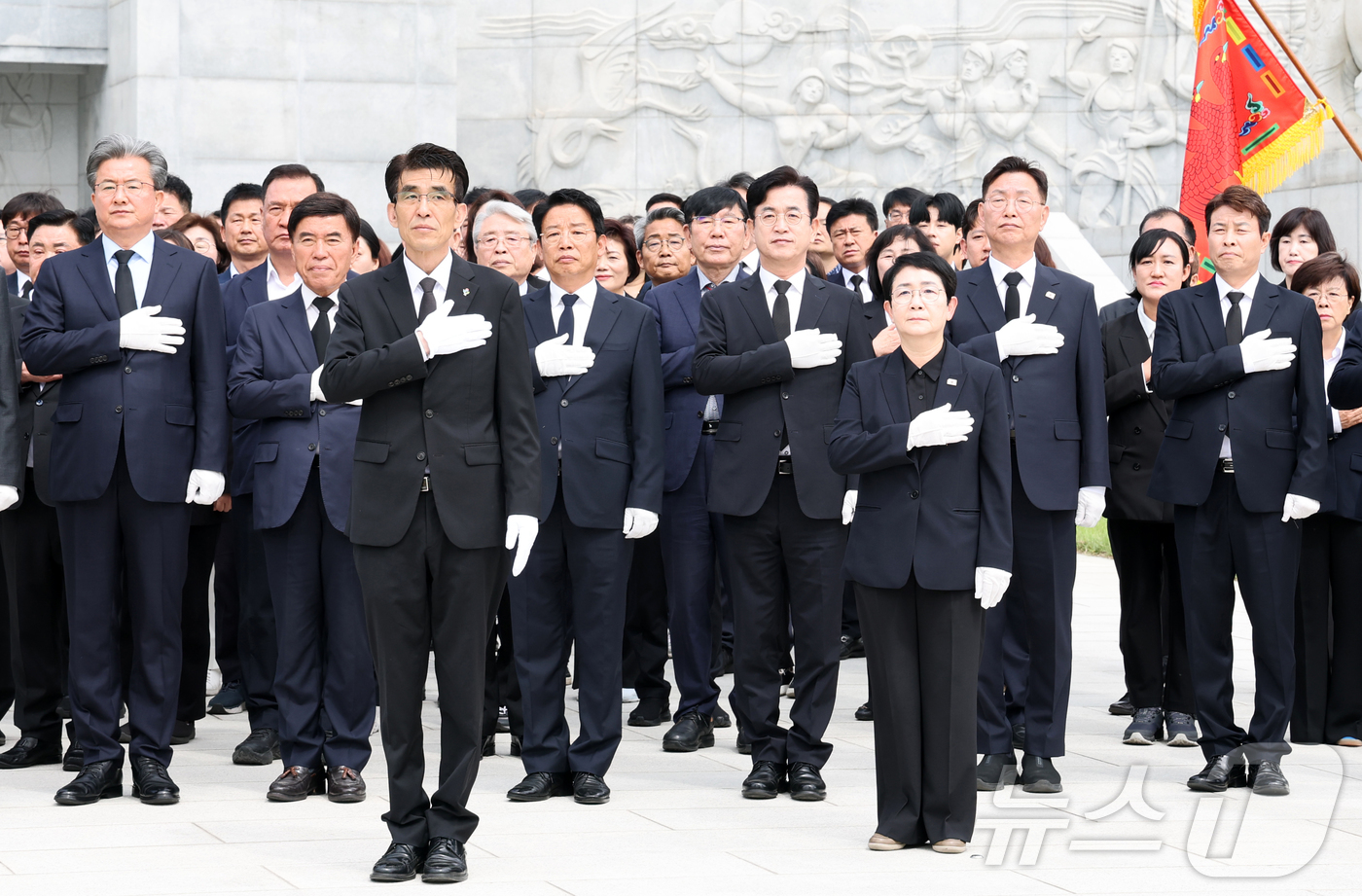 (대전=뉴스1) 김기태 기자 = 더불어민주당 대전시당 선대위와 후보자들이 19일 대전 유성구 국립대전현충원 현충탑에 참배를 마치고 국기에 대한 경례를 하고 있다. 2026.5.19 …