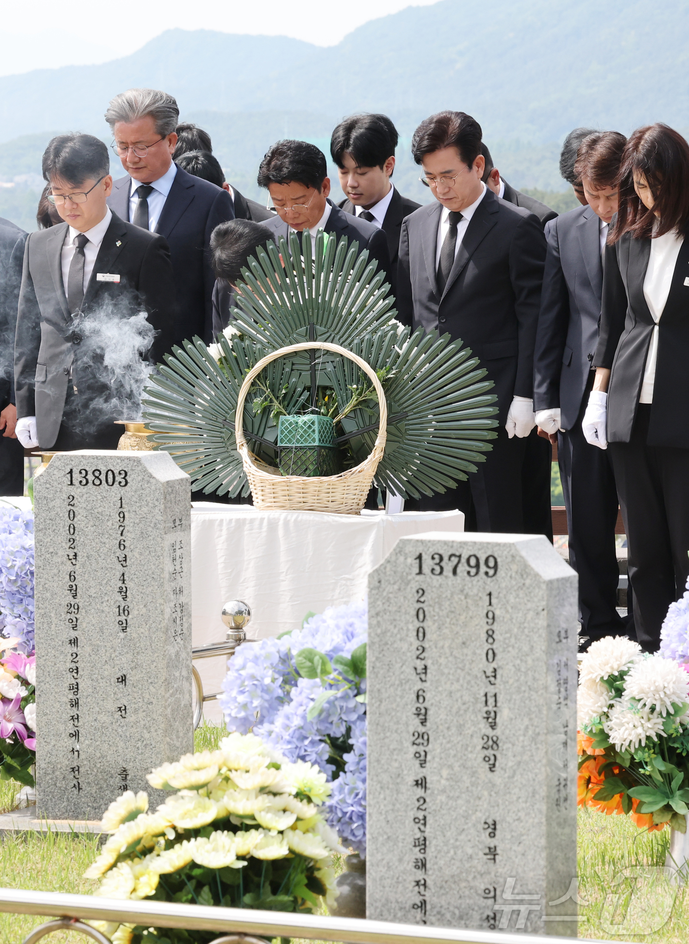 (대전=뉴스1) 김기태 기자 = 더불어민주당 대전시당 선대위와 후보자들이 19일 대전 유성구 국립대전현충원 연평해전 묘역에 참배하고 있다. 2026.5.19/뉴스1