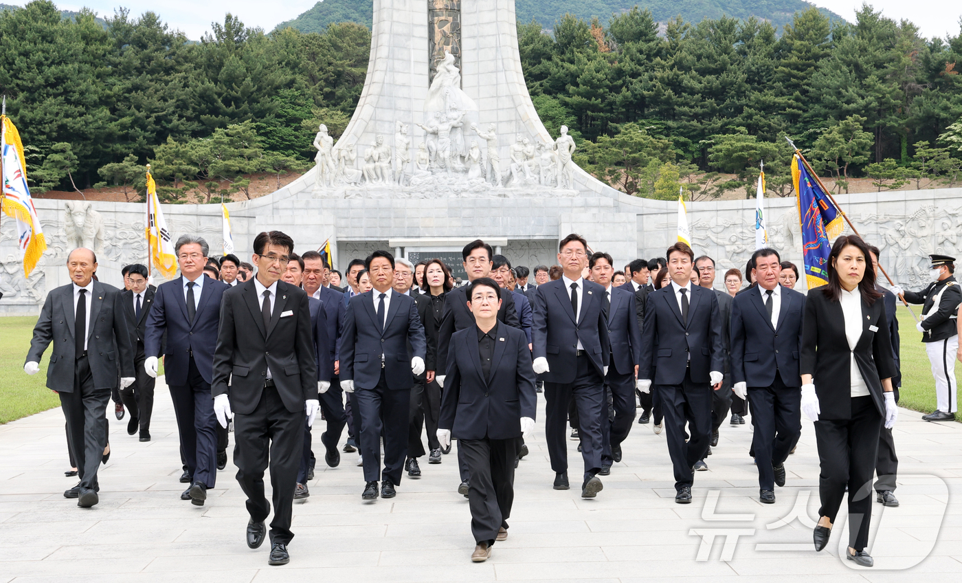 (대전=뉴스1) 김기태 기자 = 더불어민주당 대전시당 선대위와 후보자들이 19일 대전 유성구 국립대전현충원 현충탑에 참배를 마치고 이동하고 있다. 2026.5.19/뉴스1