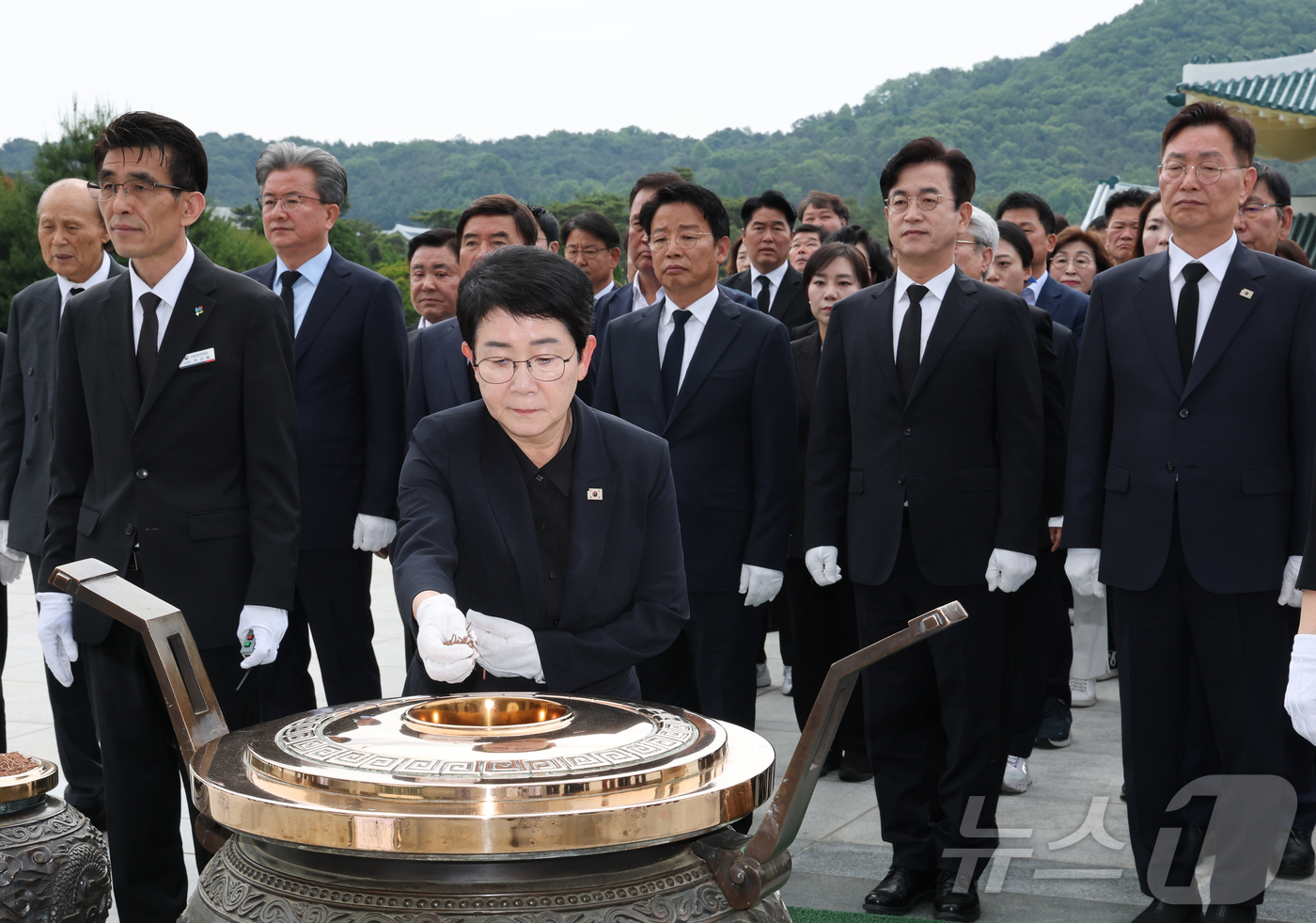 (대전=뉴스1) 김기태 기자 = 더불어민주당 대전시당 선대위와 후보자들이 19일 대전 유성구 국립대전현충원 현충탑에 참배하고 있다. 2026.5.19/뉴스1