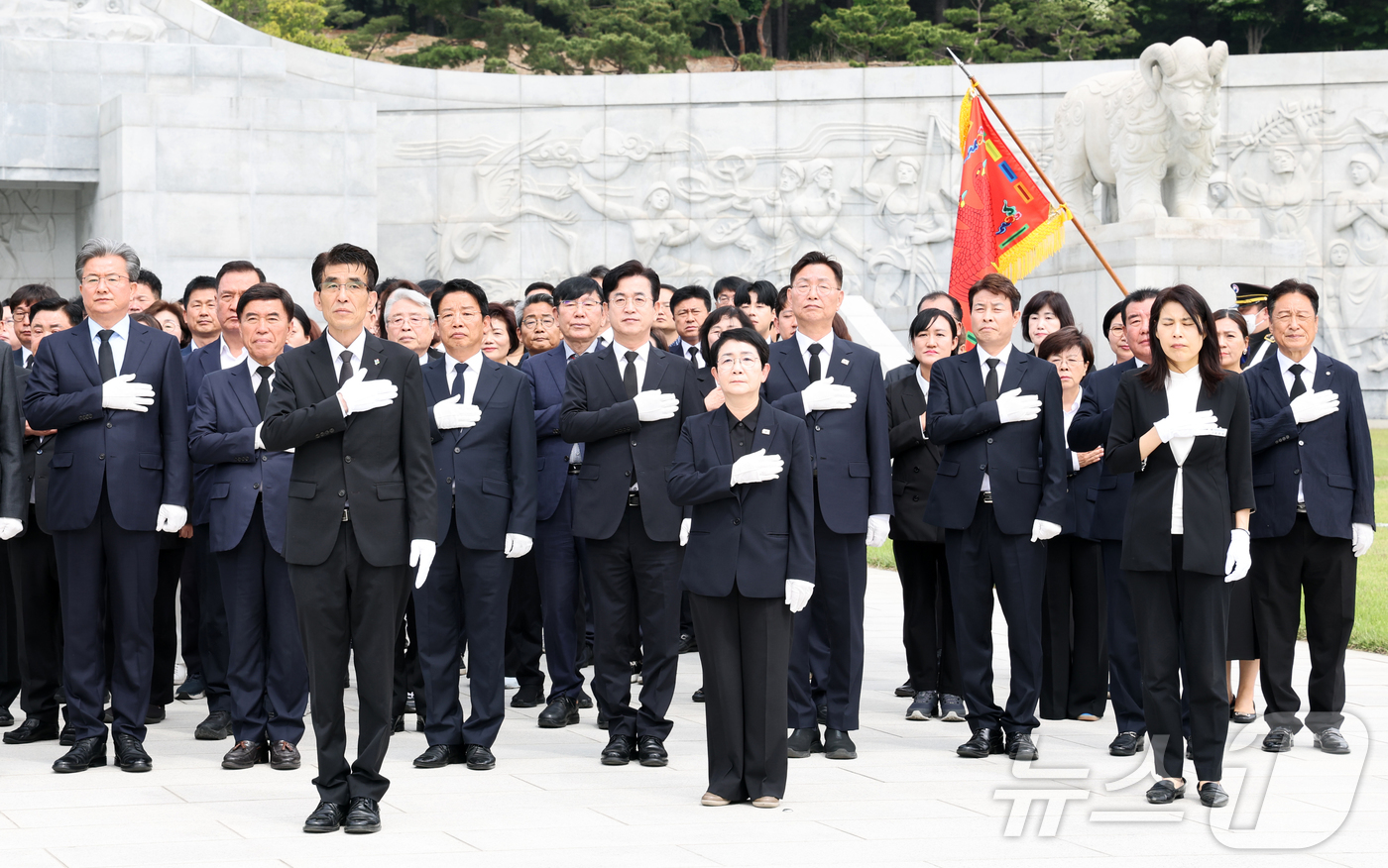 (대전=뉴스1) 김기태 기자 = 더불어민주당 대전시당 선대위와 후보자들이 19일 대전 유성구 국립대전현충원 현충탑에 참배를 마치고 국기에 대한 경례를 하고 있다. 2026.5.19 …