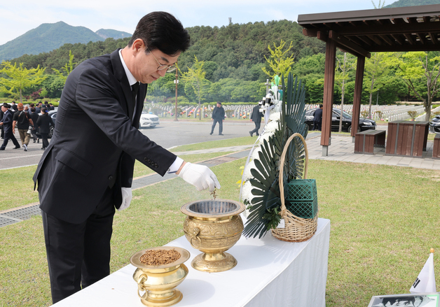홍범도 장군 묘역 참배하는 허태정 후보