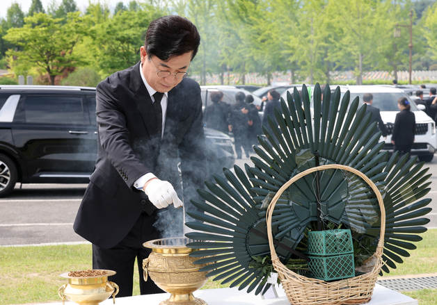 홍범도 장군 묘역 참배하는 허태정 후보