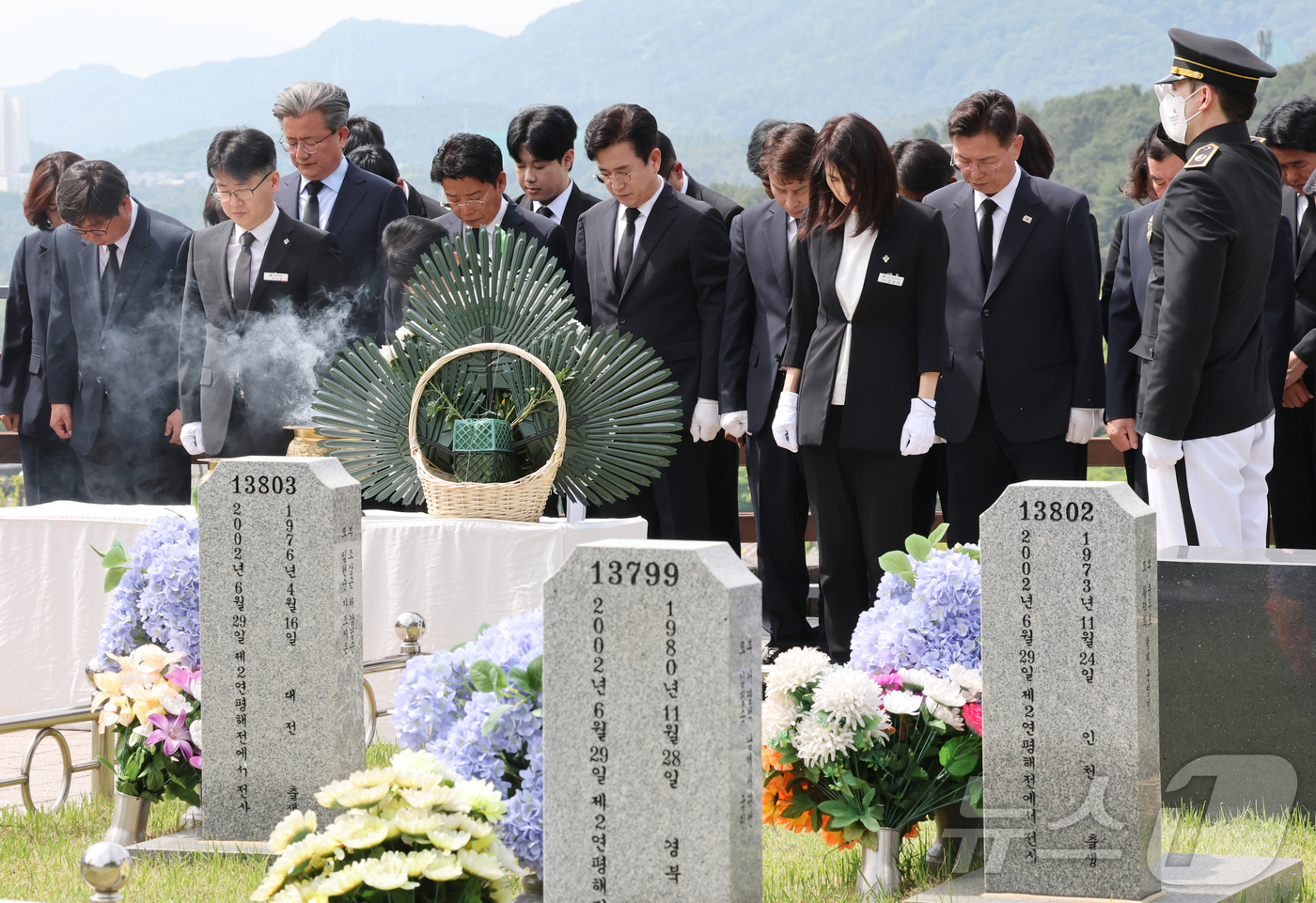 (대전=뉴스1) 김기태 기자 = 더불어민주당 대전시당 선대위와 후보자들이 19일 대전 유성구 국립대전현충원 연평해전 묘역에 참배하고 있다. 2026.5.19/뉴스1
