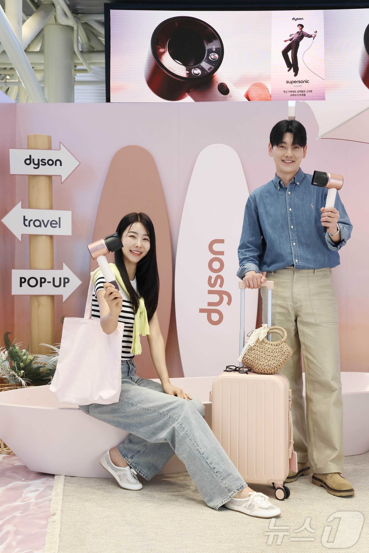 (서울=뉴스1) = 신세계백화점이 오는 24일까지 강남점 1층 센트럴 오픈스테이지에서 다이슨의 '뉴 슈퍼소닉 트레블' 론칭 팝업스토어를 운영한다고 19일 밝혔다. 사진은 모델들이 …