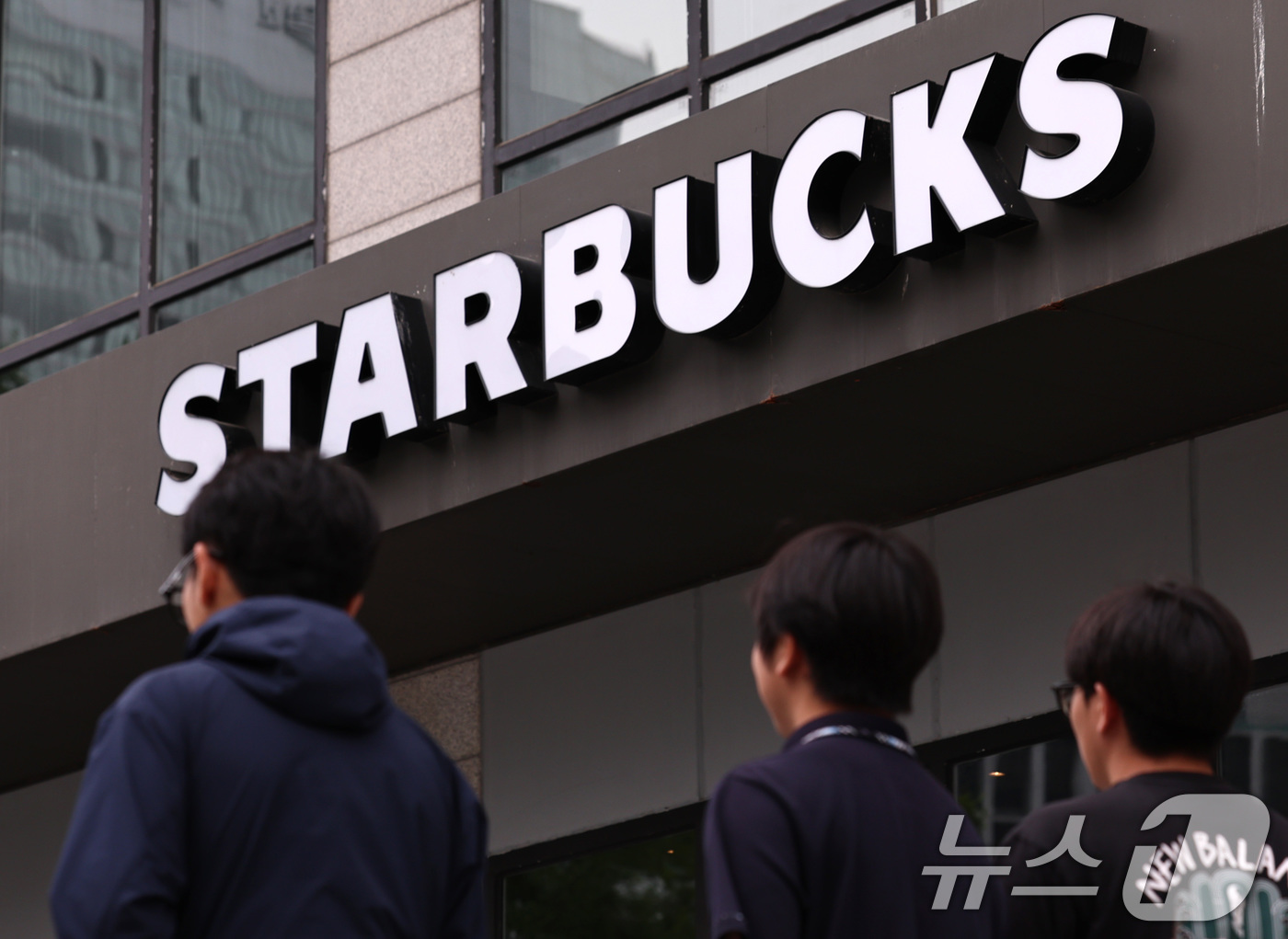 (서울=뉴스1) 구윤성 기자 = 정용진 신세계그룹 회장이 5·18민주화운동 기념일에 물의를 일으킨 스타벅스코리아의 '탱크 데이' 마케팅에 대해 직접 사과하고 재발 방지를 약속했다. …