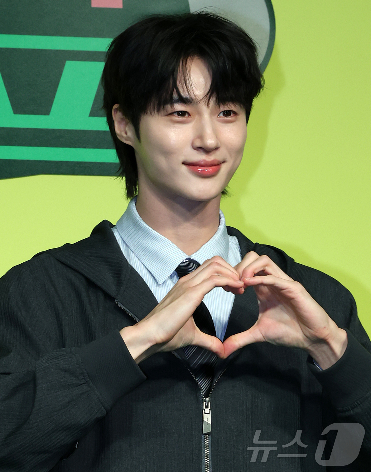 (서울=뉴스1) 김진환 기자 = 배우 변우석이 19일 오전 서울 종로구 JW 동대문 메리어트 호텔에서 열린 넷플릭스 새 예능프로그램 ‘유재석 캠프’ 제작발표회에 참석해 포즈를 취하 …