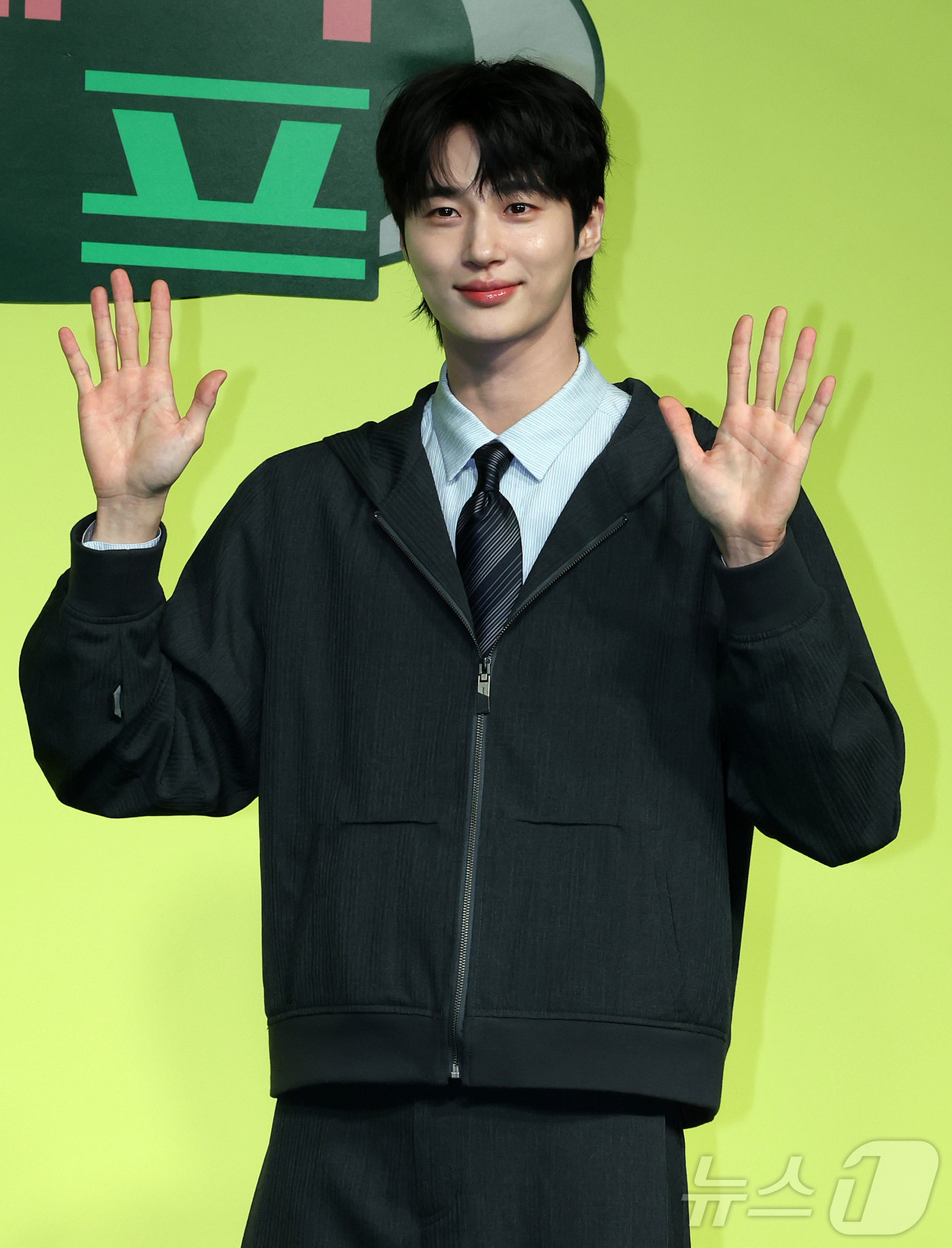 (서울=뉴스1) 김진환 기자 = 배우 변우석이 19일 오전 서울 종로구 JW 동대문 메리어트 호텔에서 열린 넷플릭스 새 예능프로그램 ‘유재석 캠프’ 제작발표회에 참석해 포즈를 취하 …